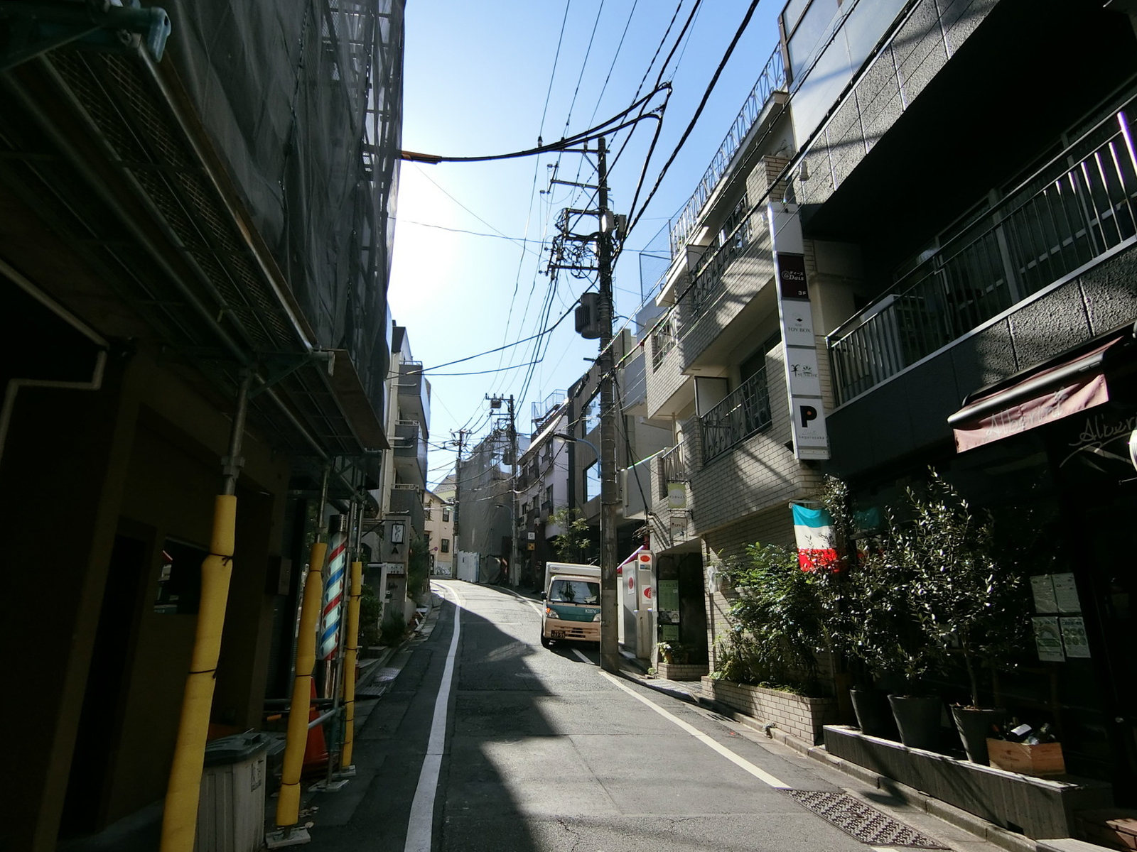 神楽坂センタービル前面の通り