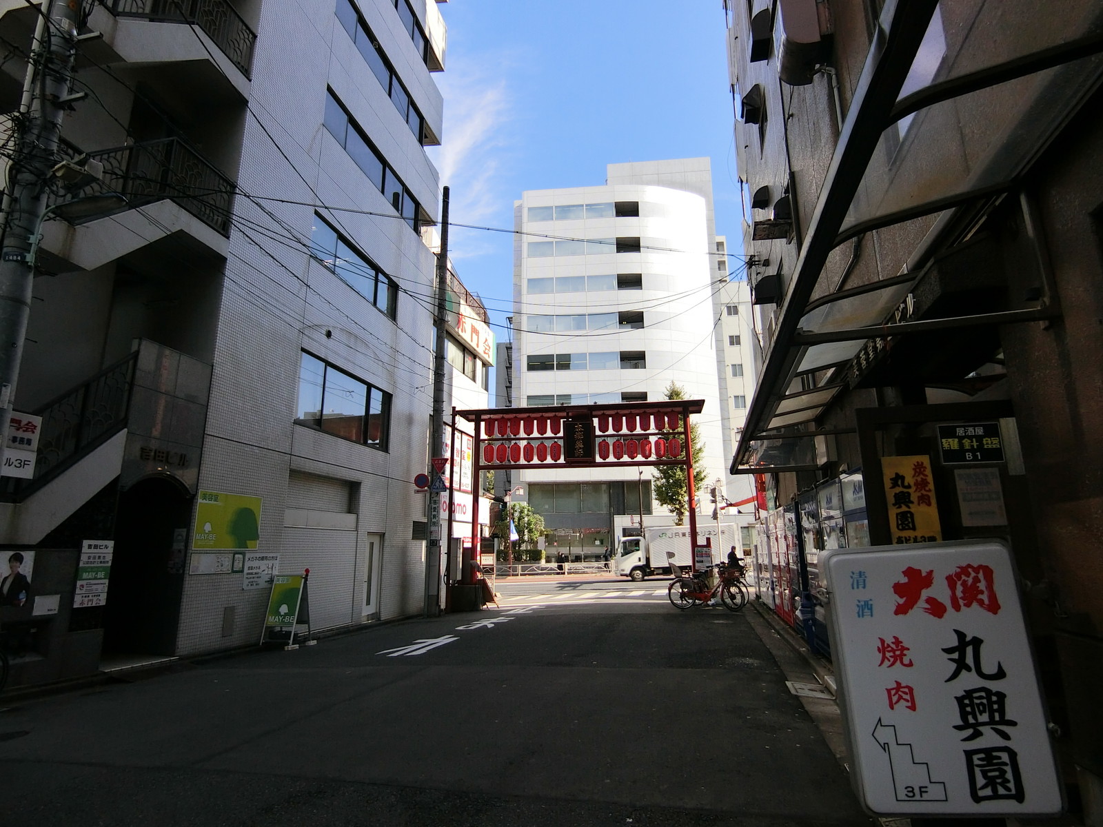 オフィスビル前面道路