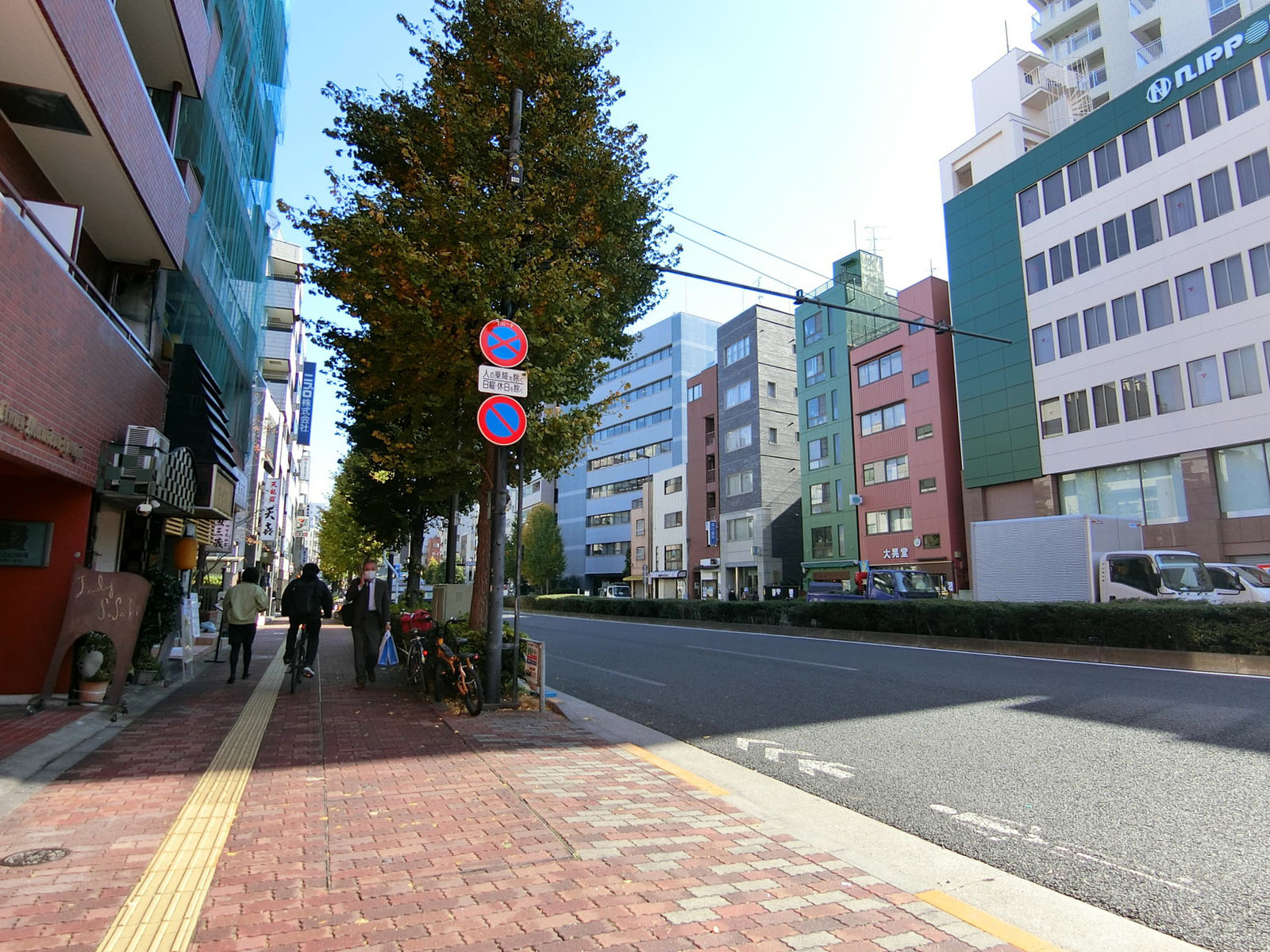 オフィスビル前面の春日通り