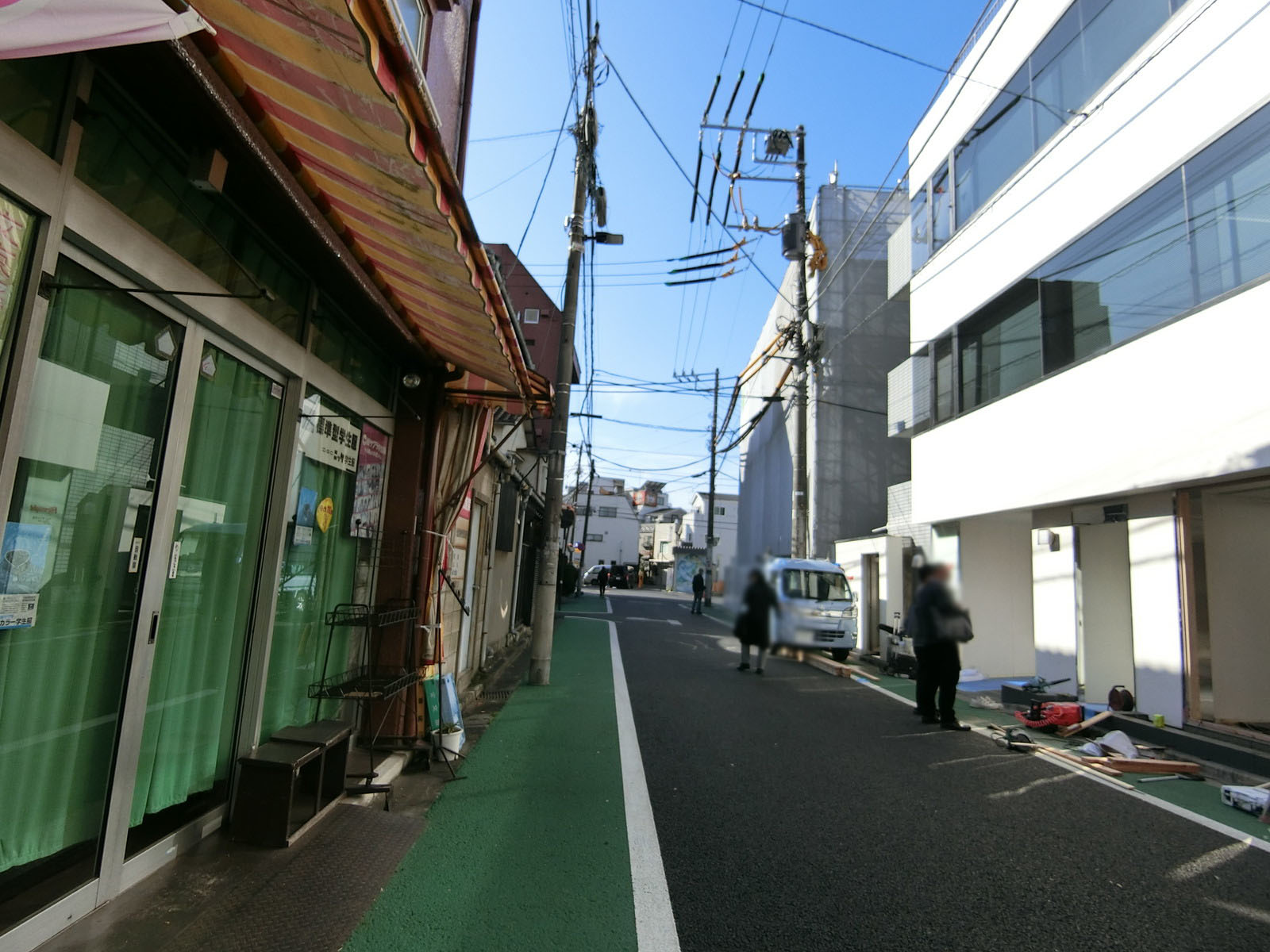 オフィスビル前面の通り