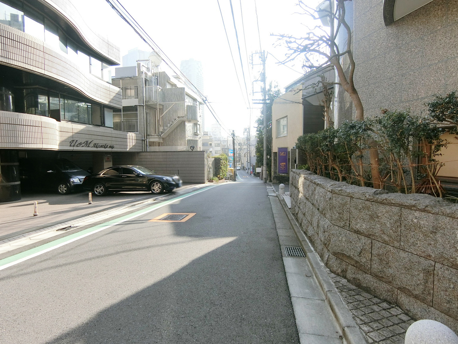 赤坂スカイハイツ前面の通り