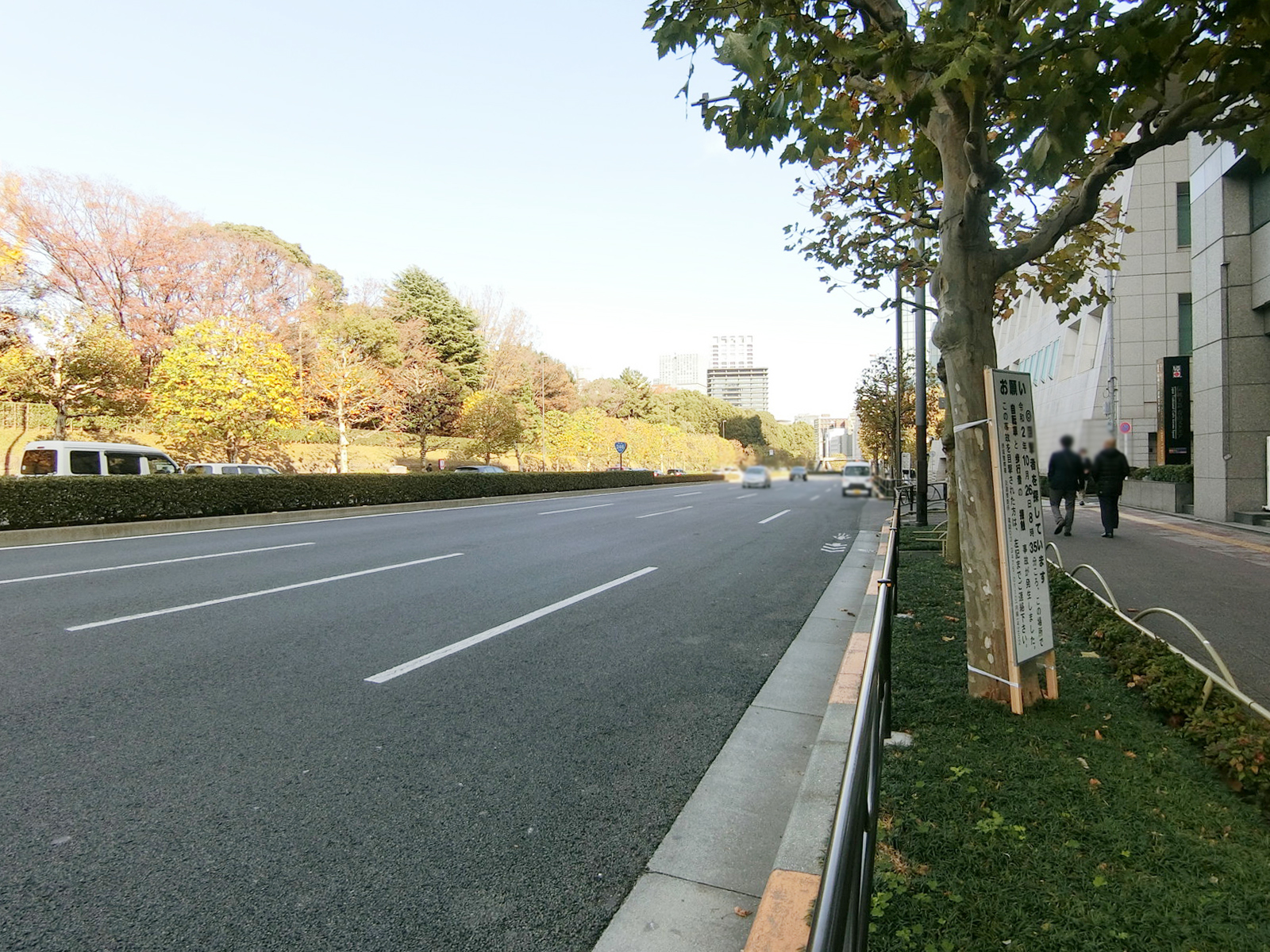日本生命赤坂ビル前面の青山通り