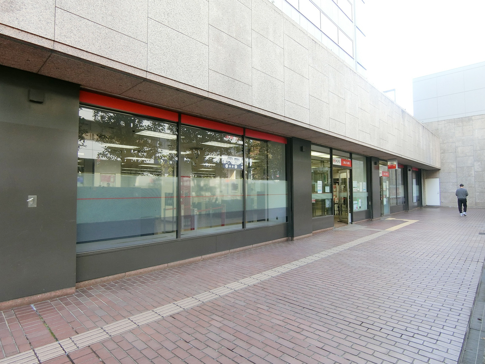 徒歩2分の三菱UFJ銀行青山通支店

