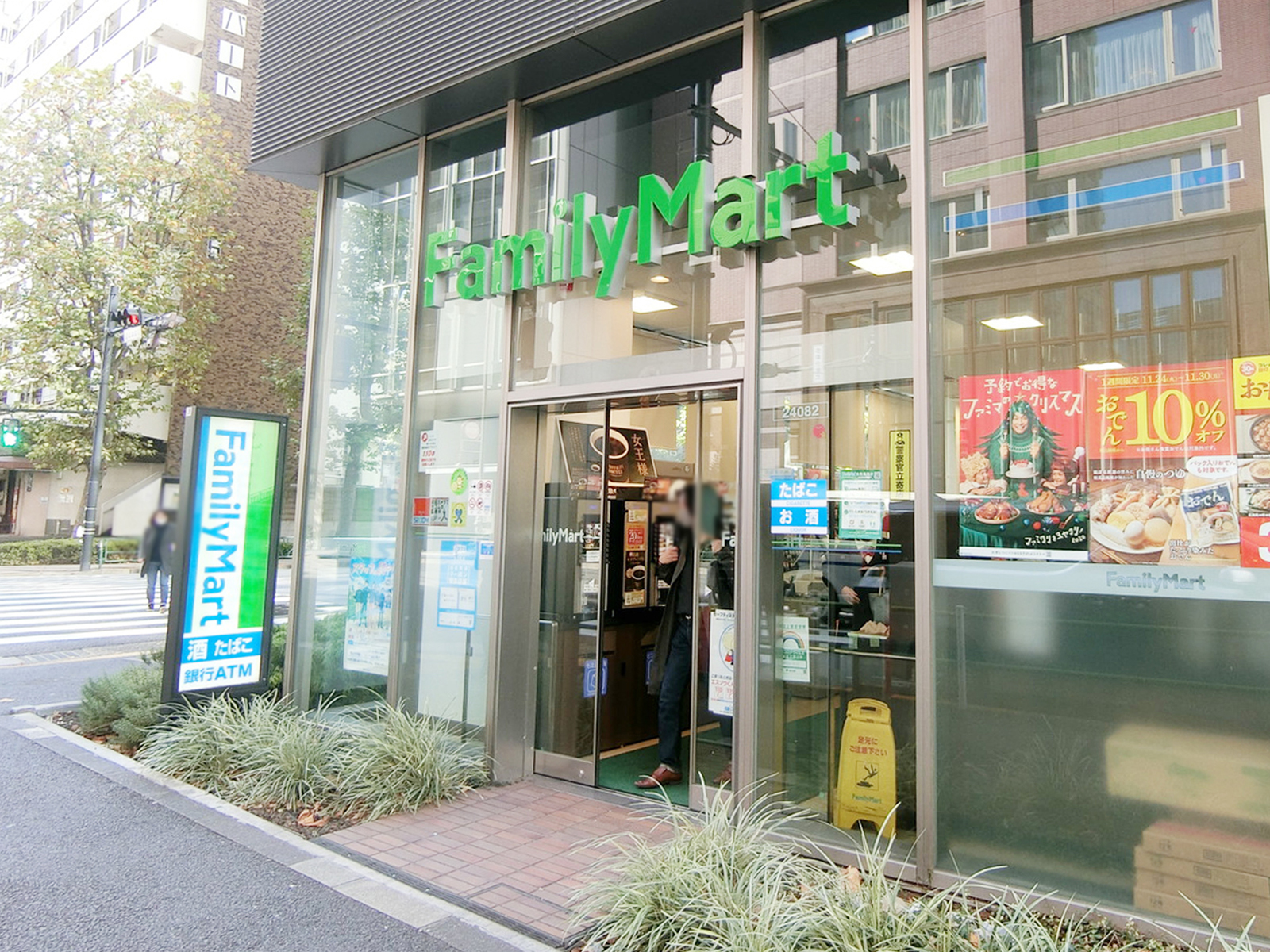 徒歩1分のファミリーマート 青山外苑東通り店

