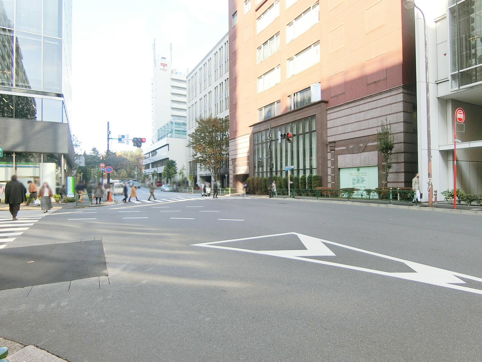 青山タワープレイス前面の外苑東通り