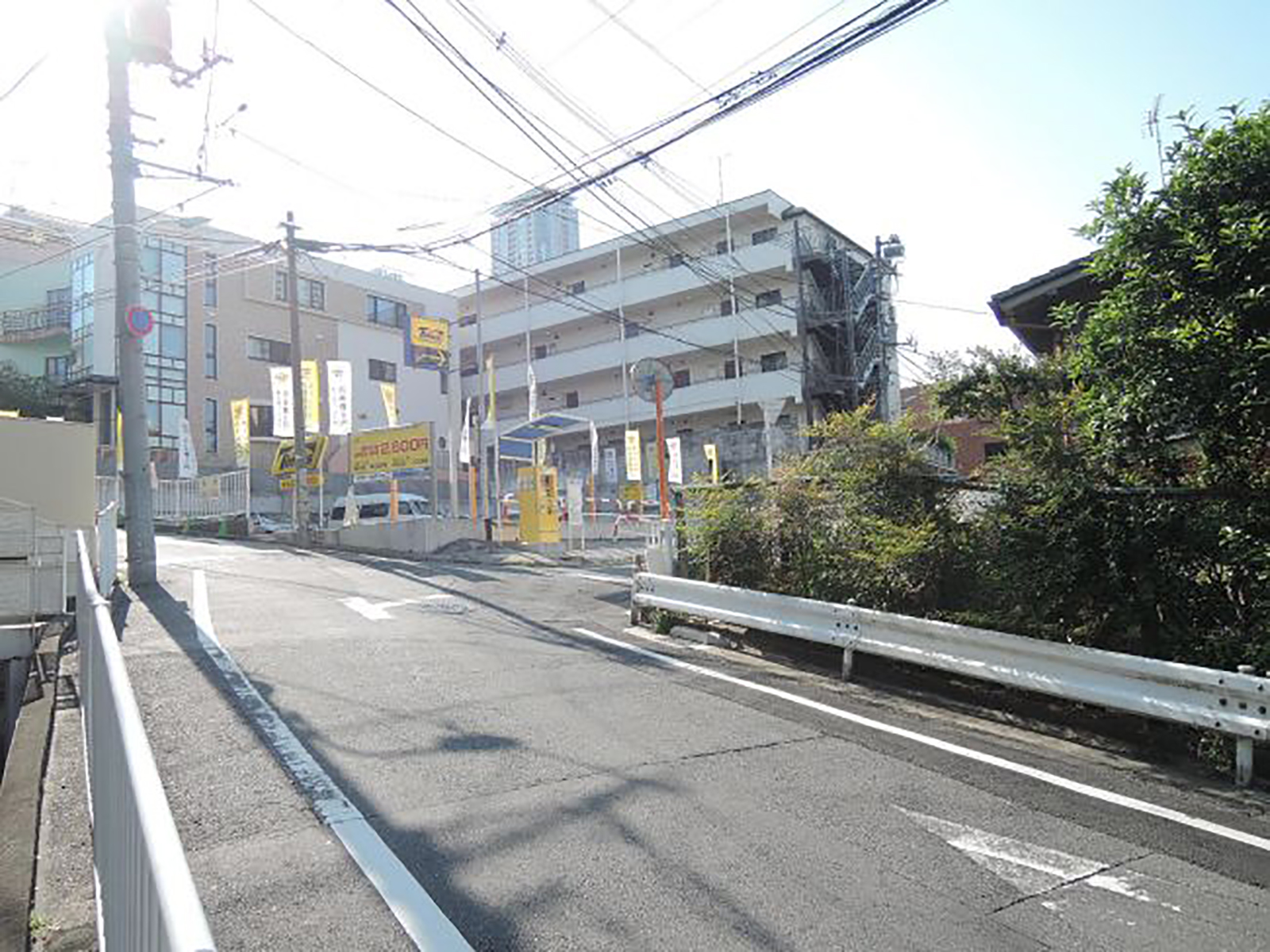 赤坂8丁目ビル前面の通り