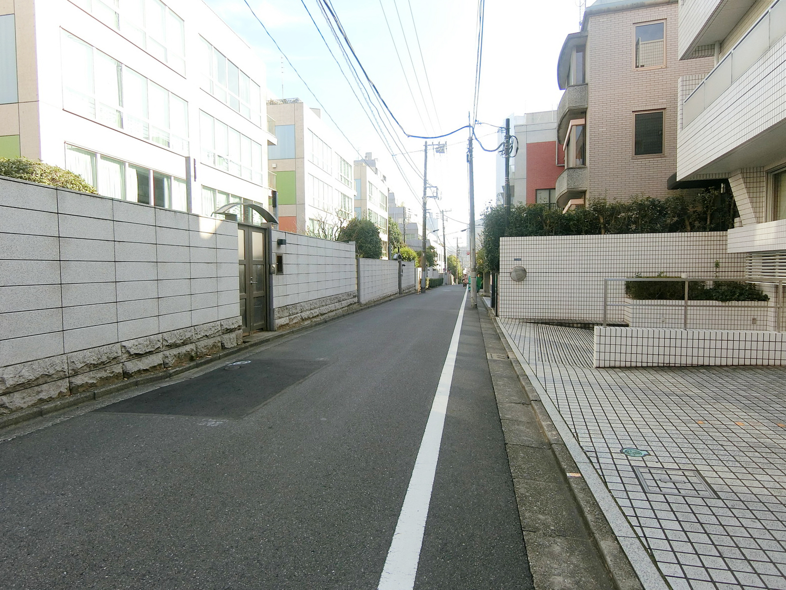 ドミ823前面の通り