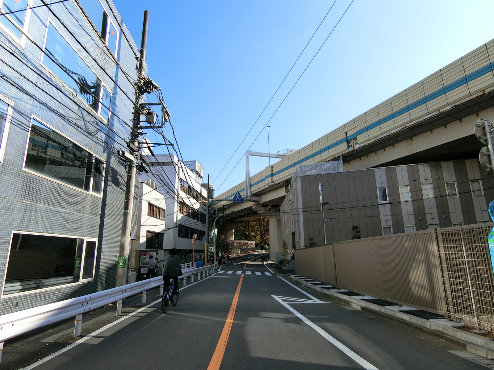 代々木アネックスビルディング前面の通り
