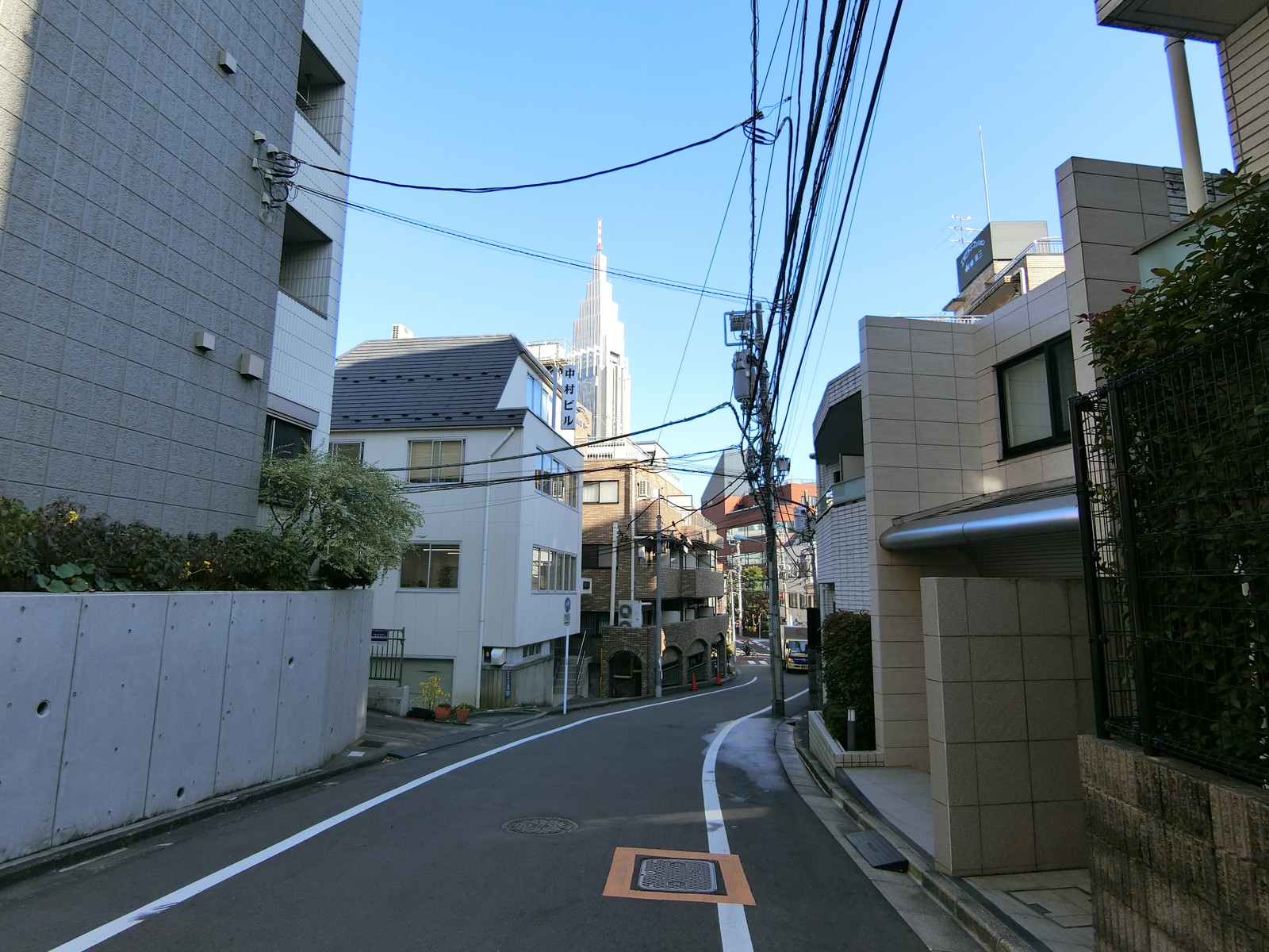 キャッスル代々木前面の通り