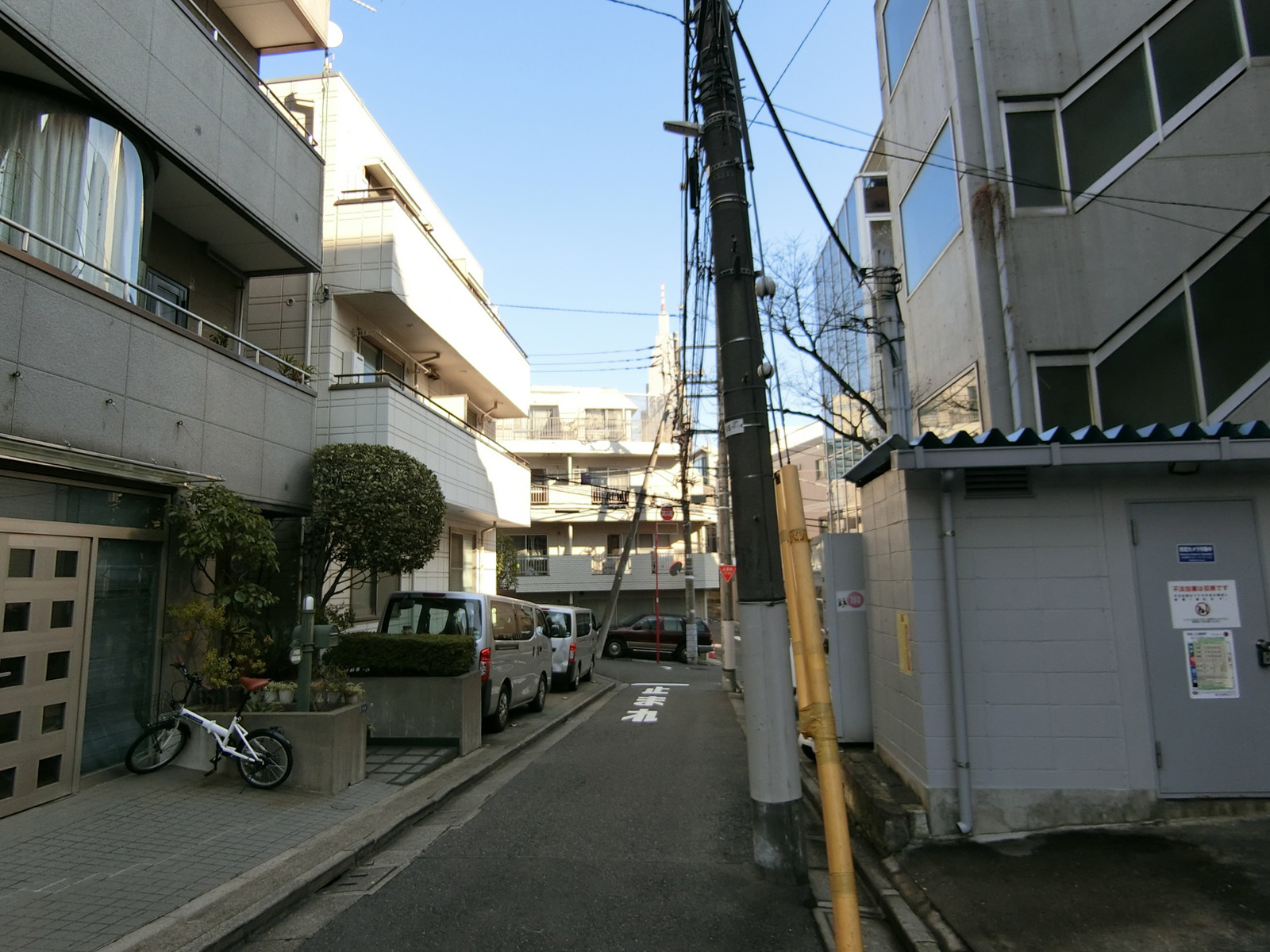 周辺は落ち着いた雰囲気の住宅街