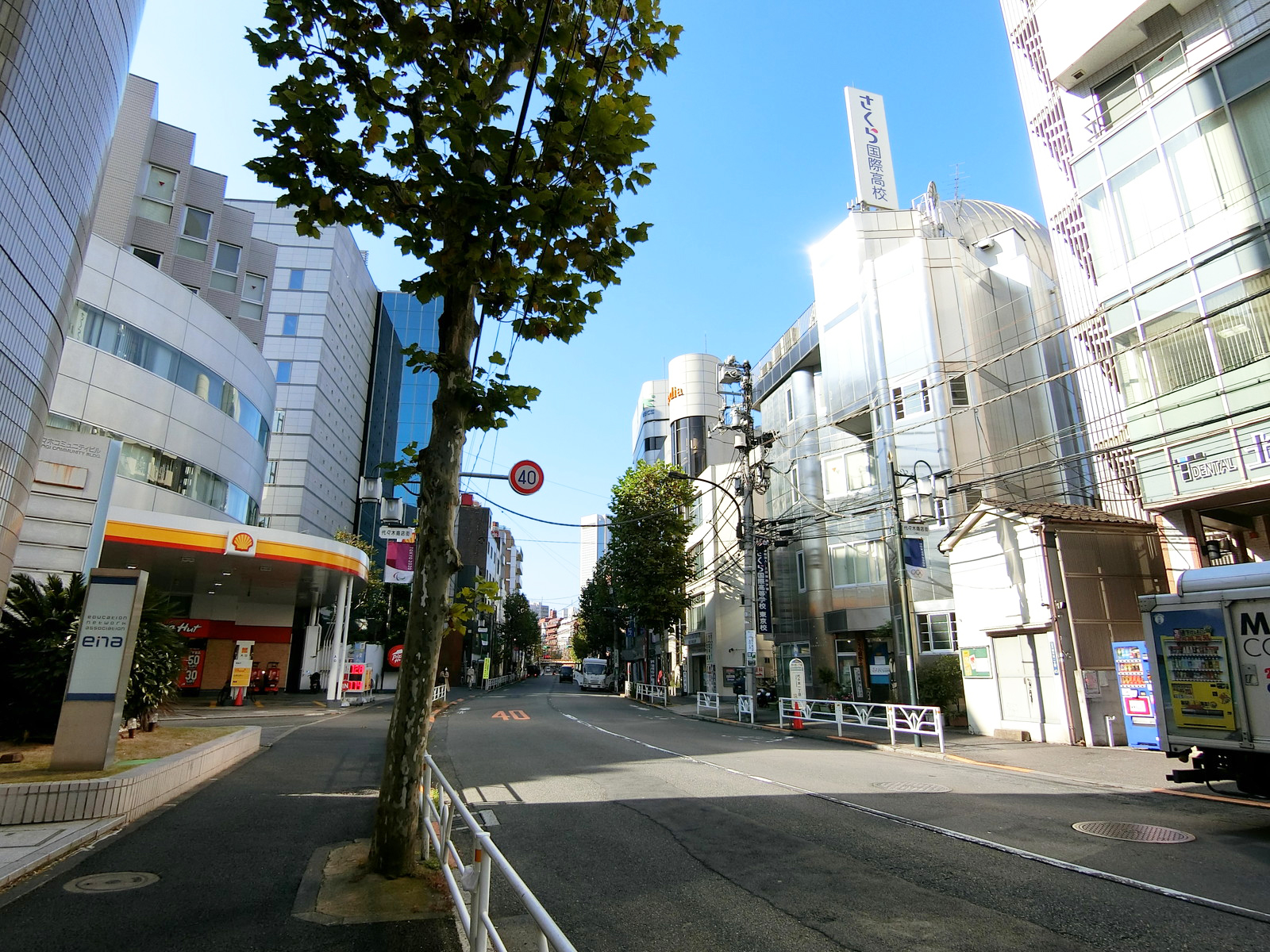 周辺はオフィスや学校が立ち並ぶエリア