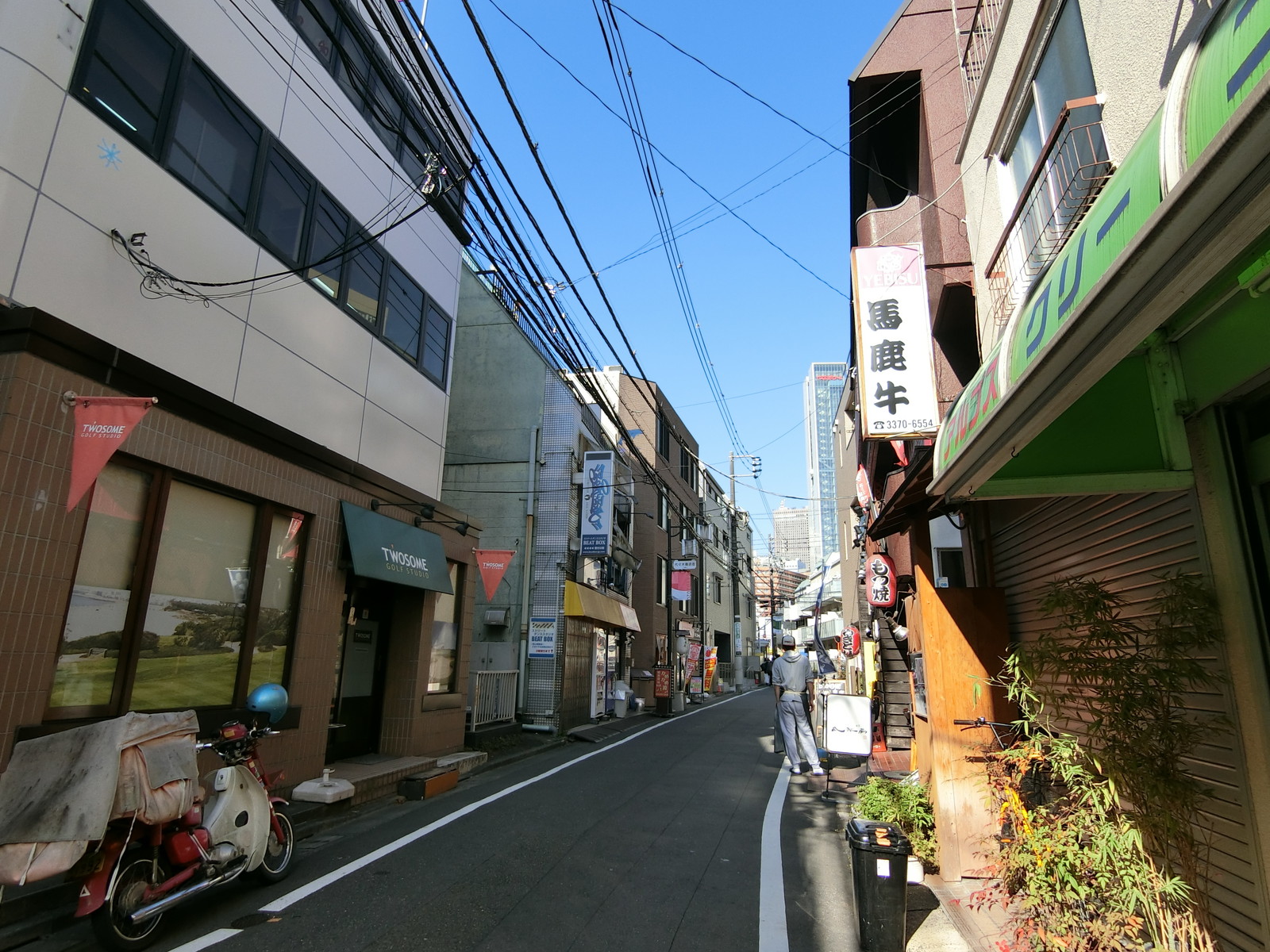代々木P1ビル前面の通り