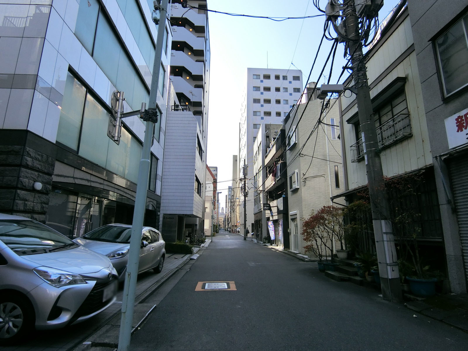 オフィスビル前面の通り