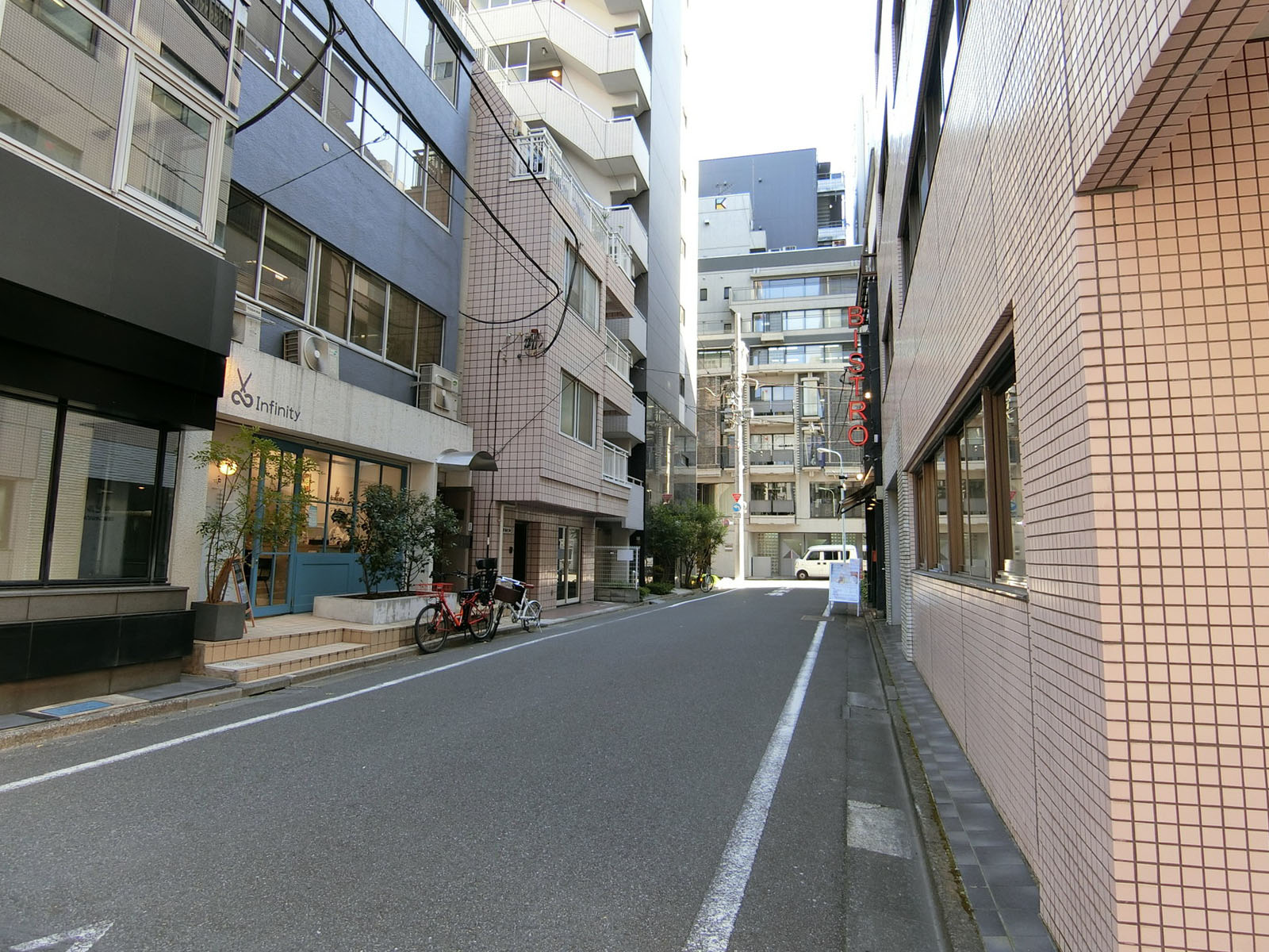 オフィスビル前面の通り