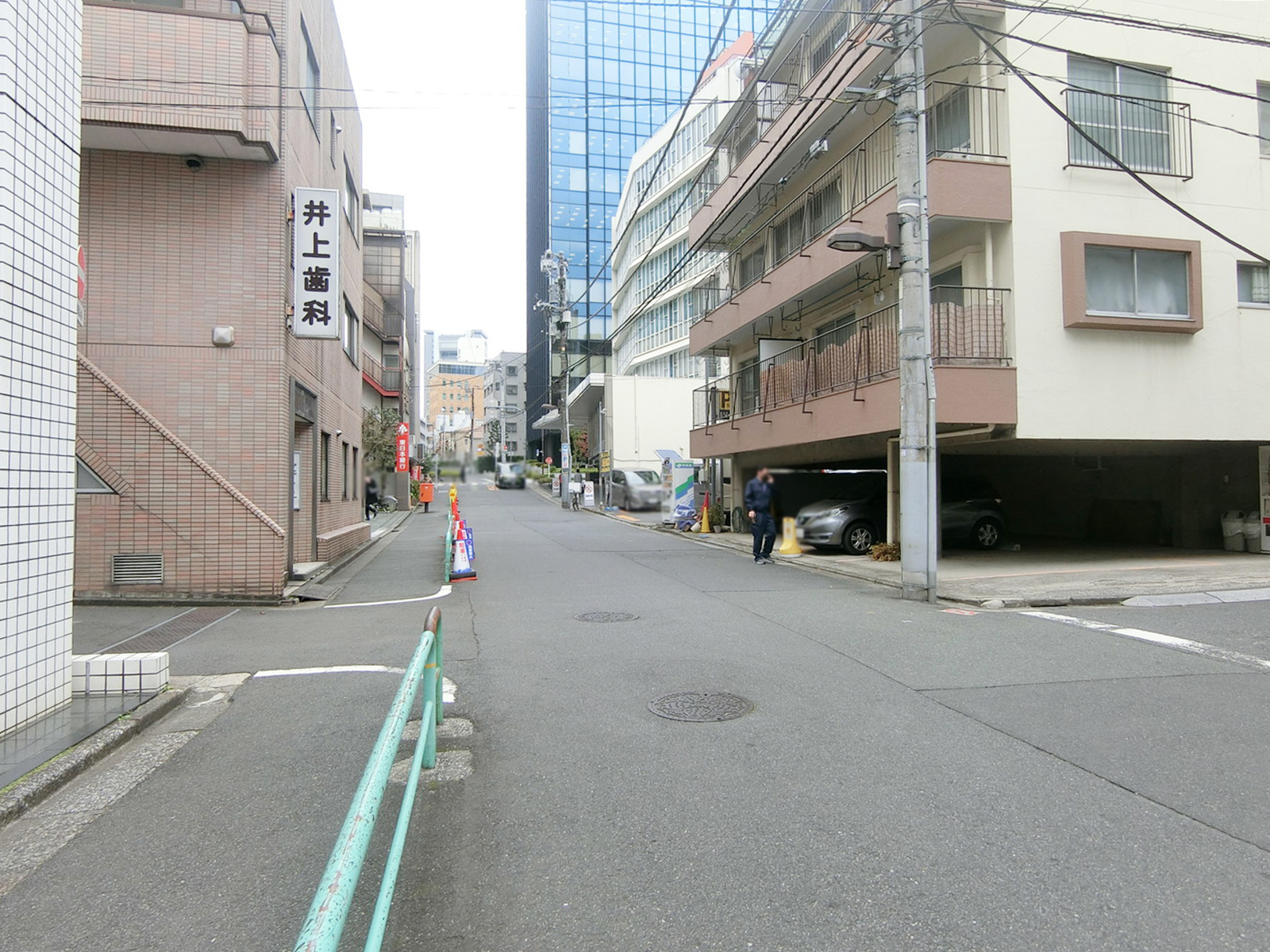 秀和九段富士見町ビル前面の通り