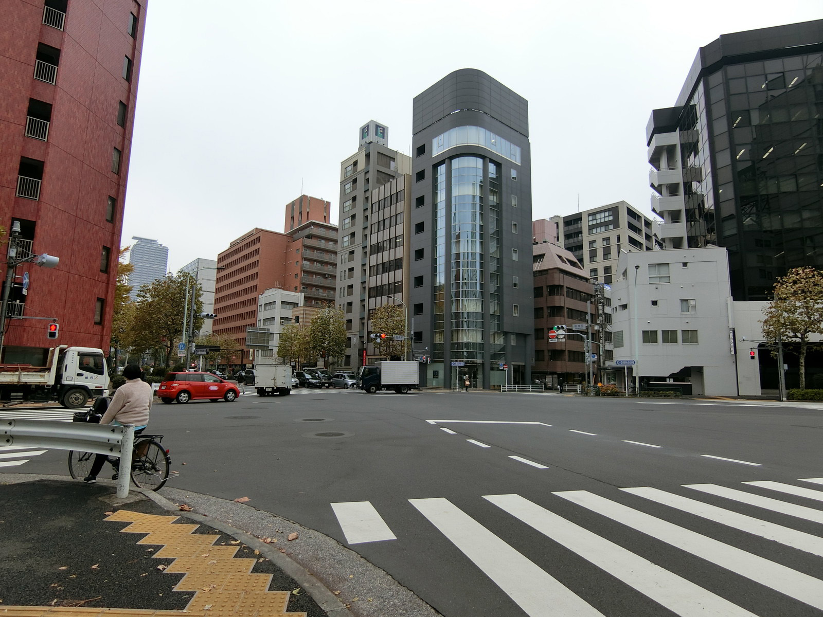 前面の新大橋通り