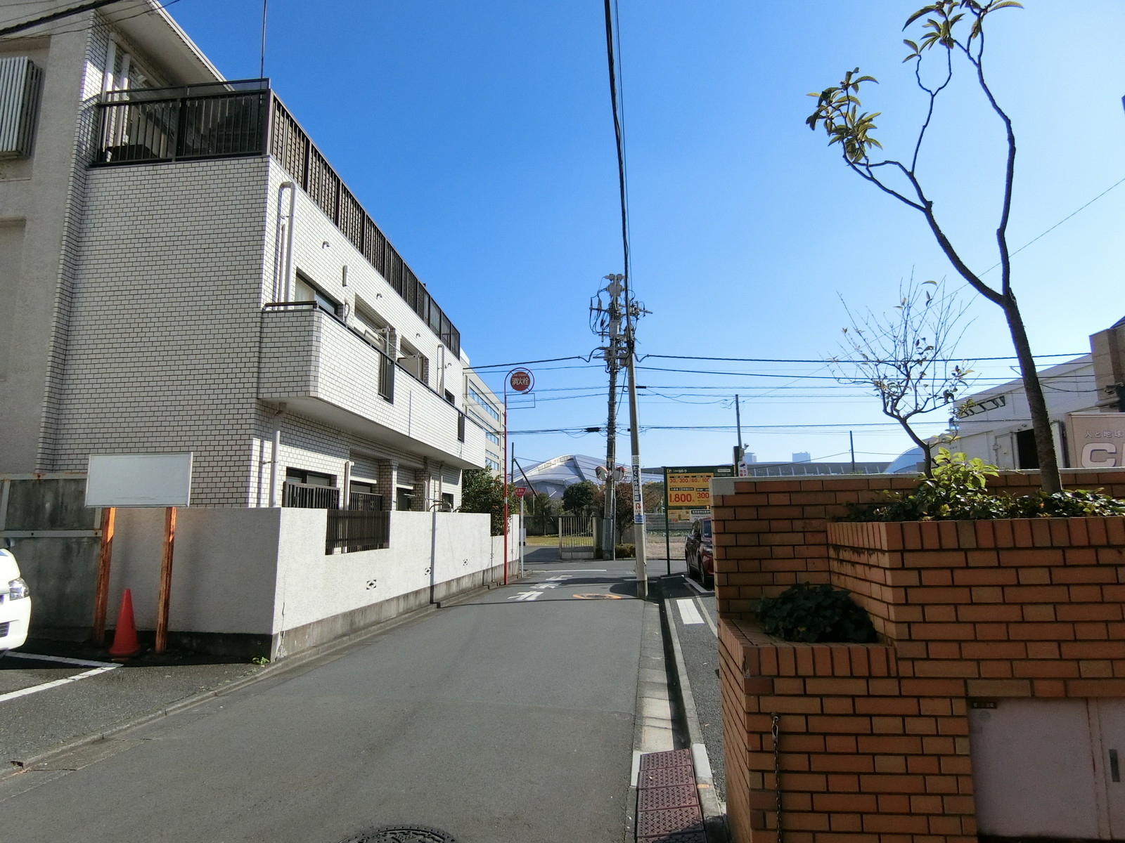 日本パーティビル前面の通り