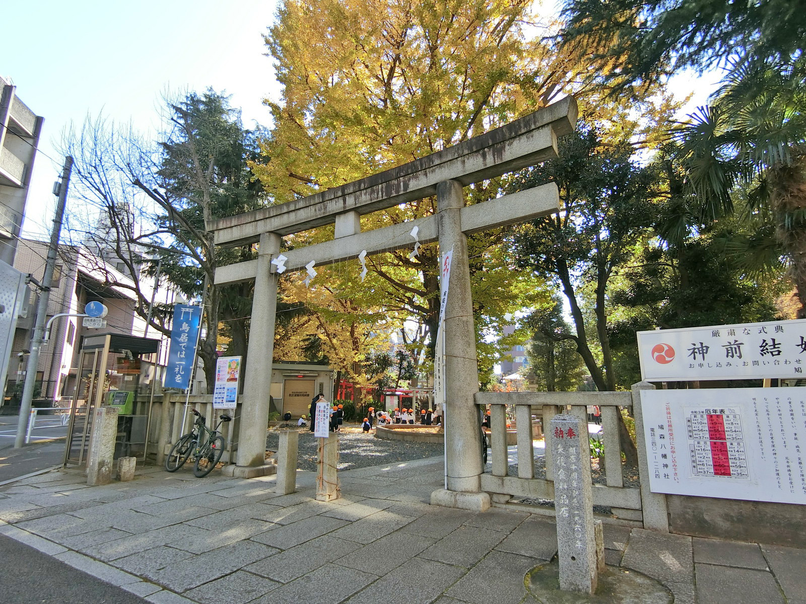 付近の鳩森八幡神社