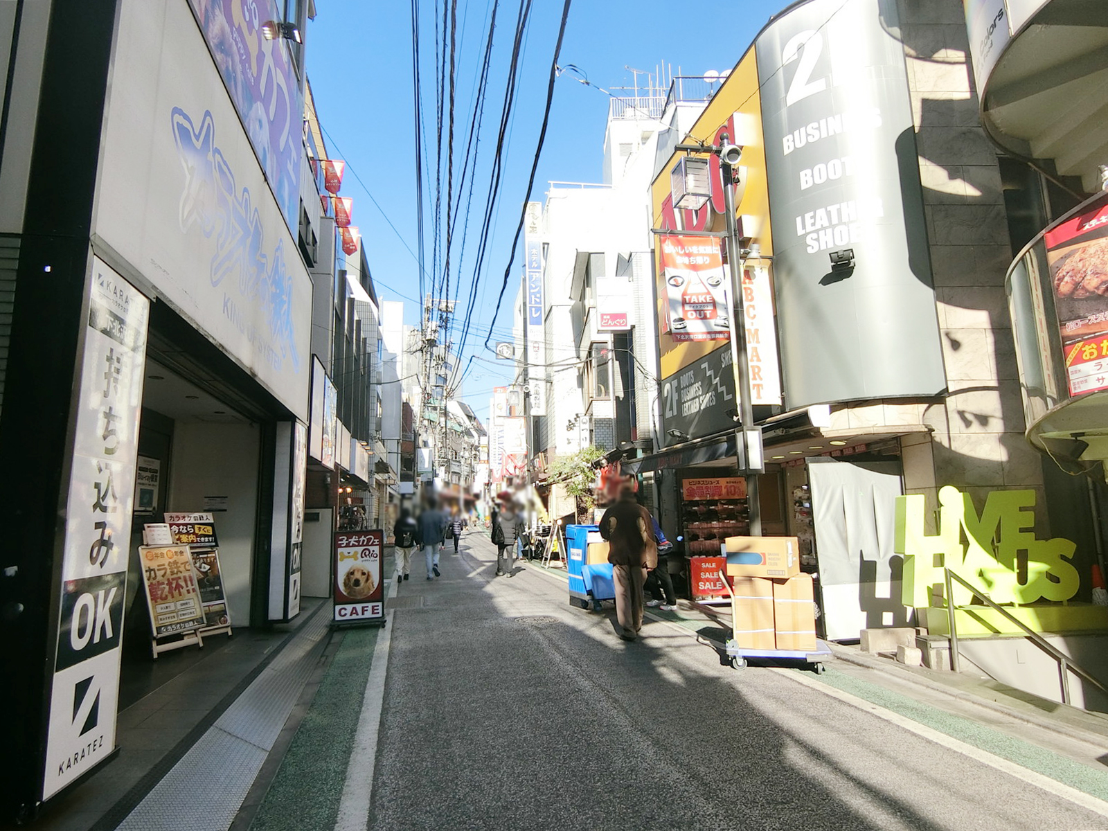 下北沢コマーシャルビル前面の通り