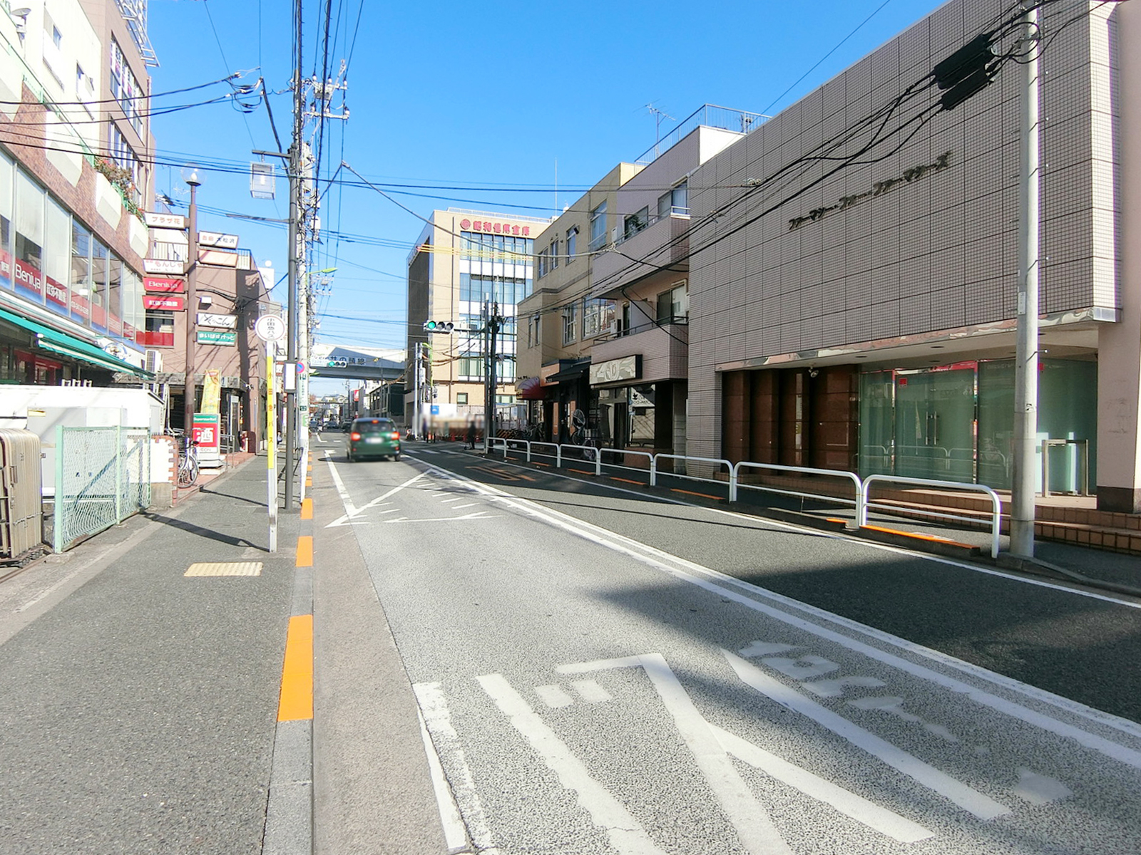 第一生命下北沢分館前面の茶沢通り
