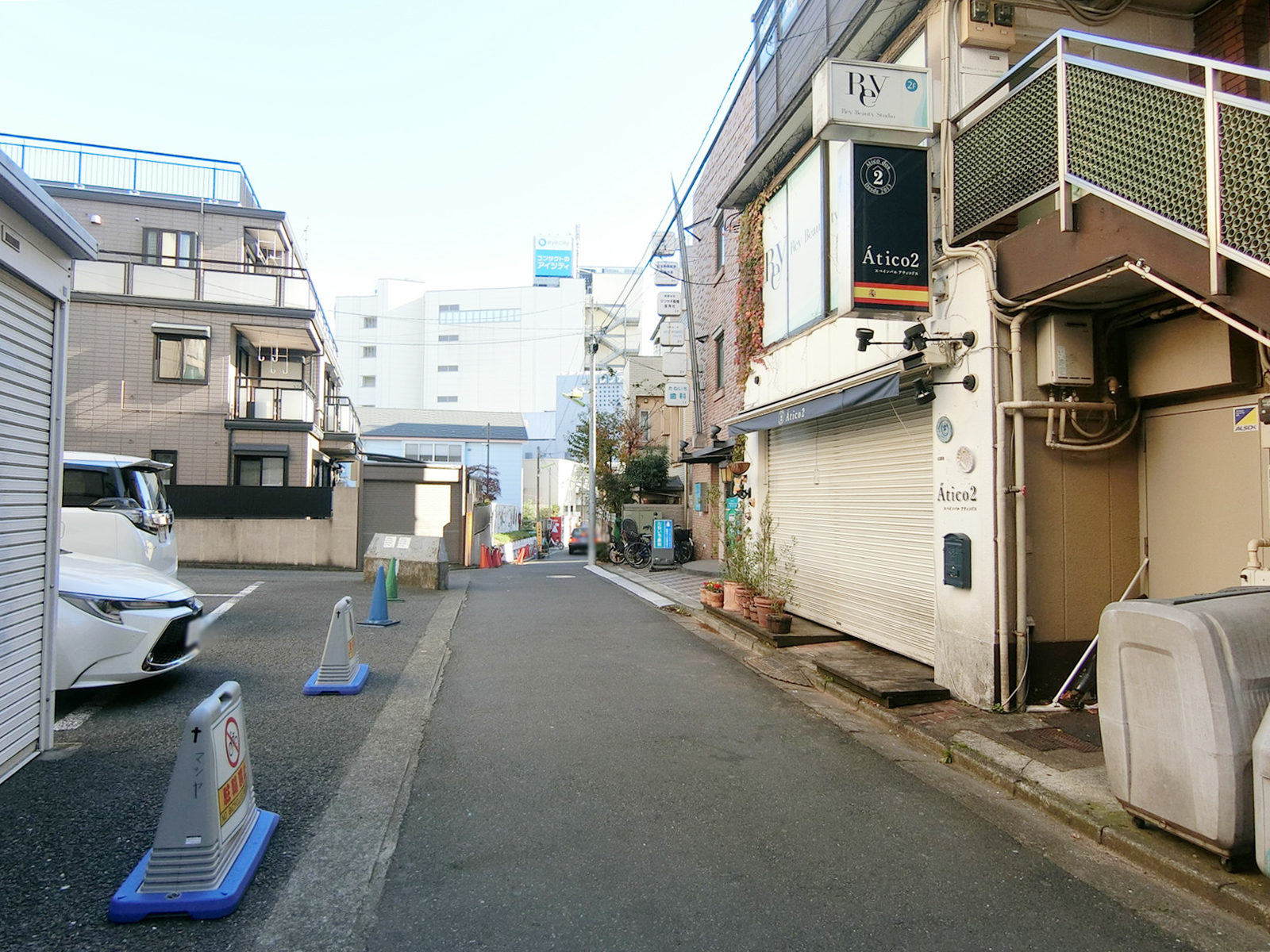 XAビル前面の通り