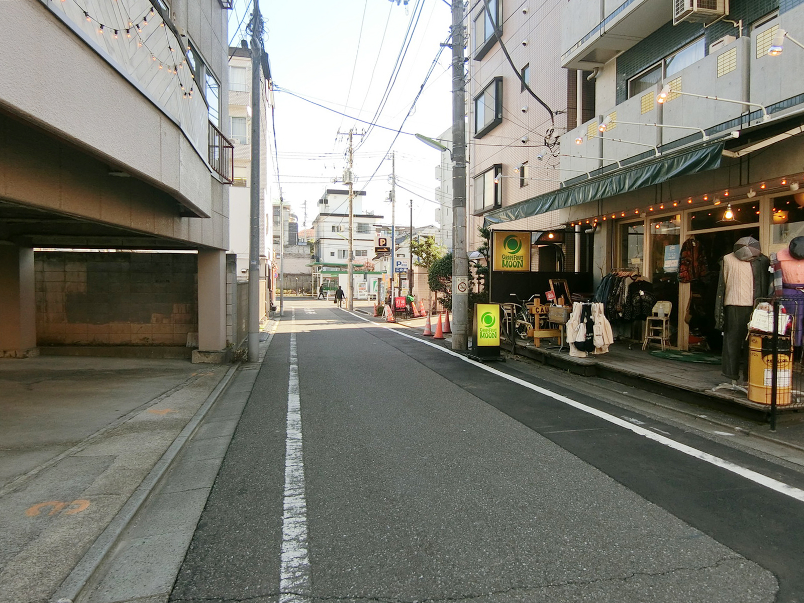 第2友和ビル前面の通り