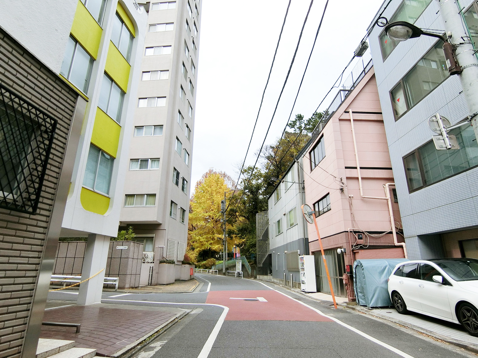 日立五番町ビルディング前面の通り