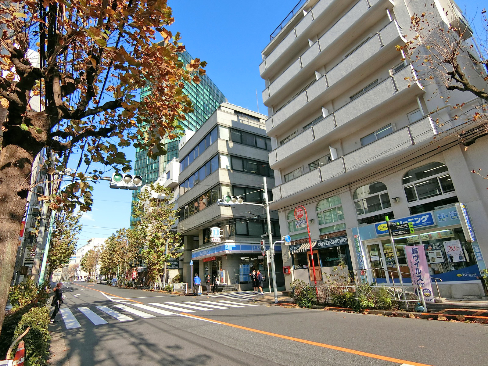 周辺はオフィスや店舗が多いエリア