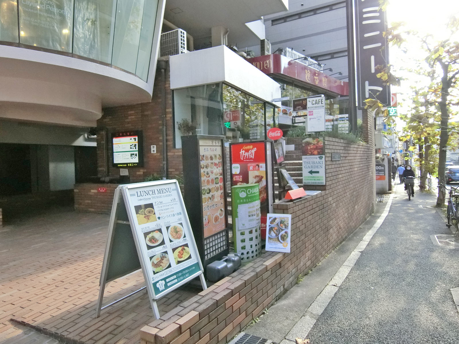 付近には飲食店が充実