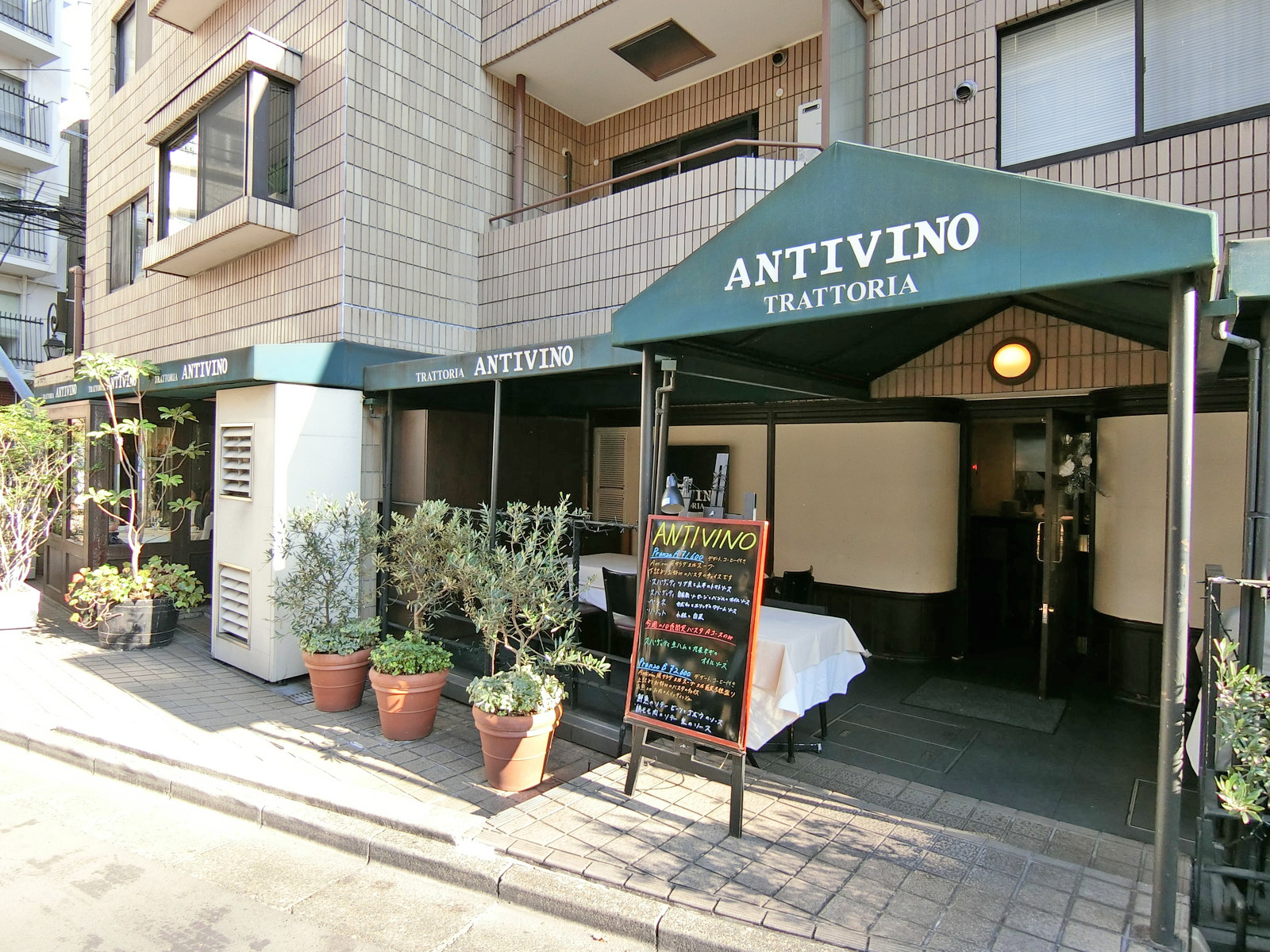 隣のレストラン