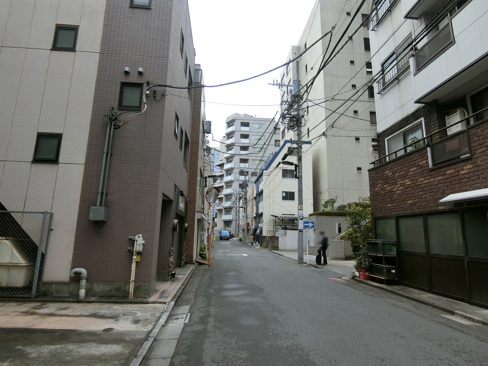 お茶の水アースビル前面の通り