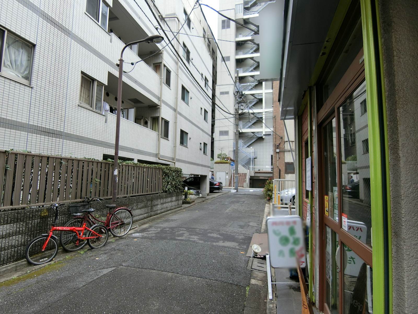 EMINAZ御茶ノ水前面の通り