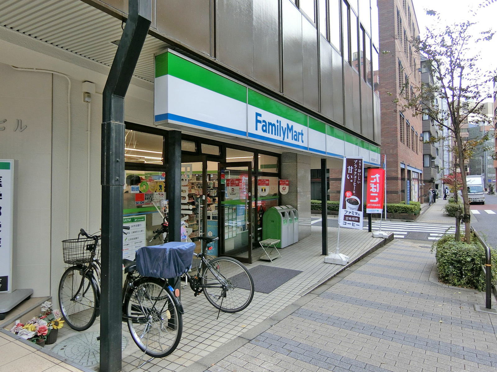 徒歩1分のファミリーマート