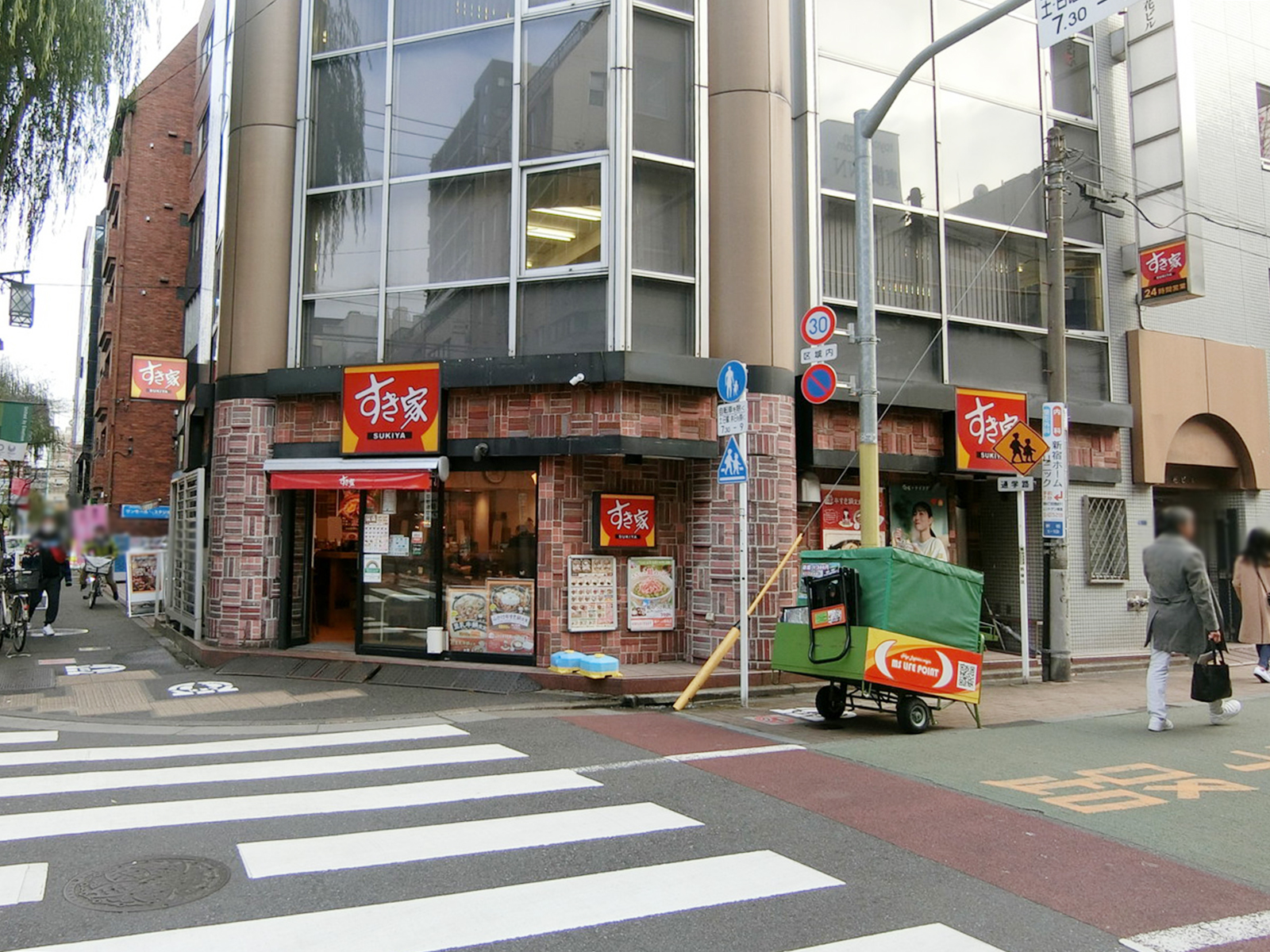 向かいのすき家 新宿御苑前駅店
