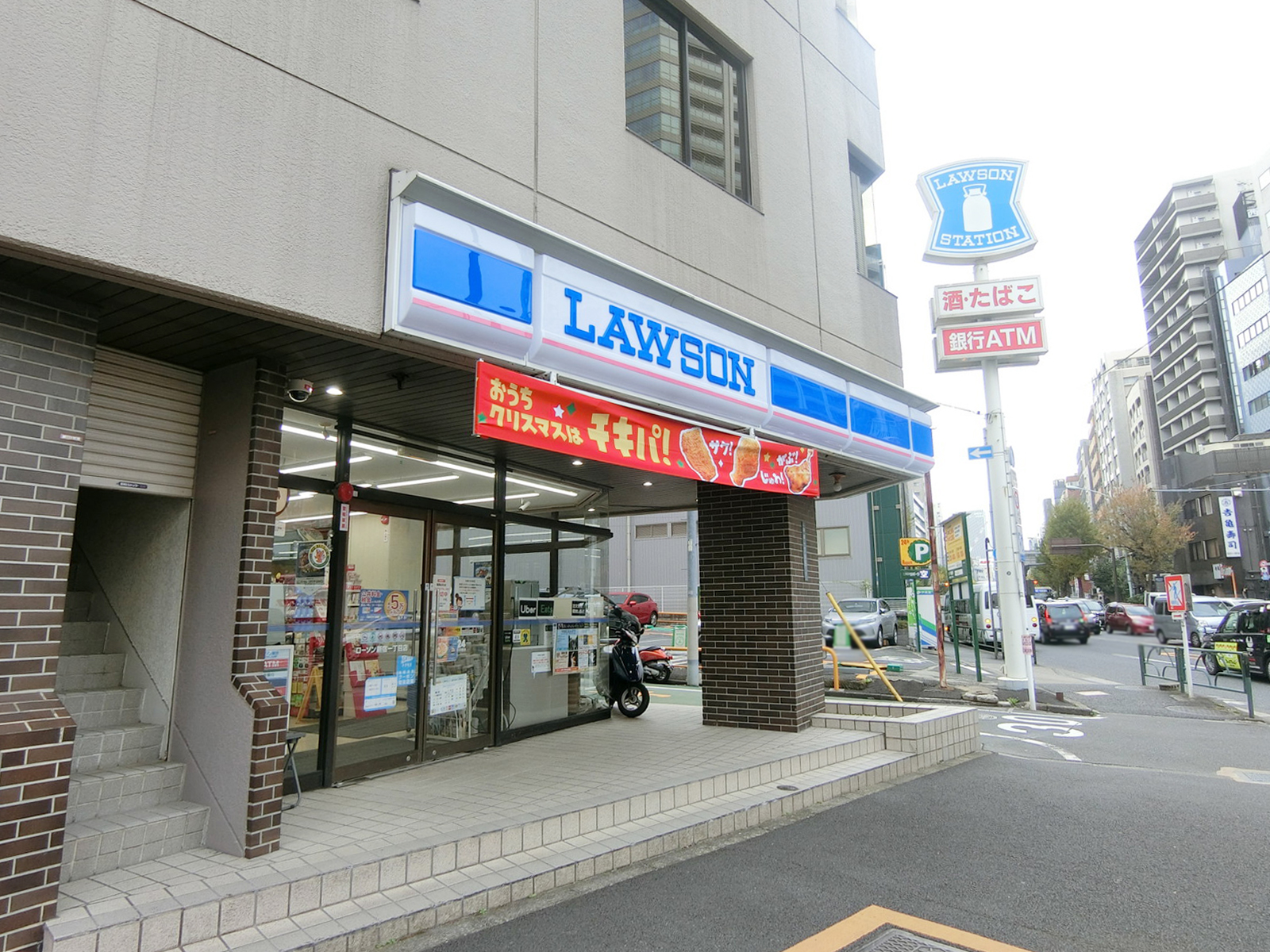 徒歩1分のローソン 新宿一丁目店
