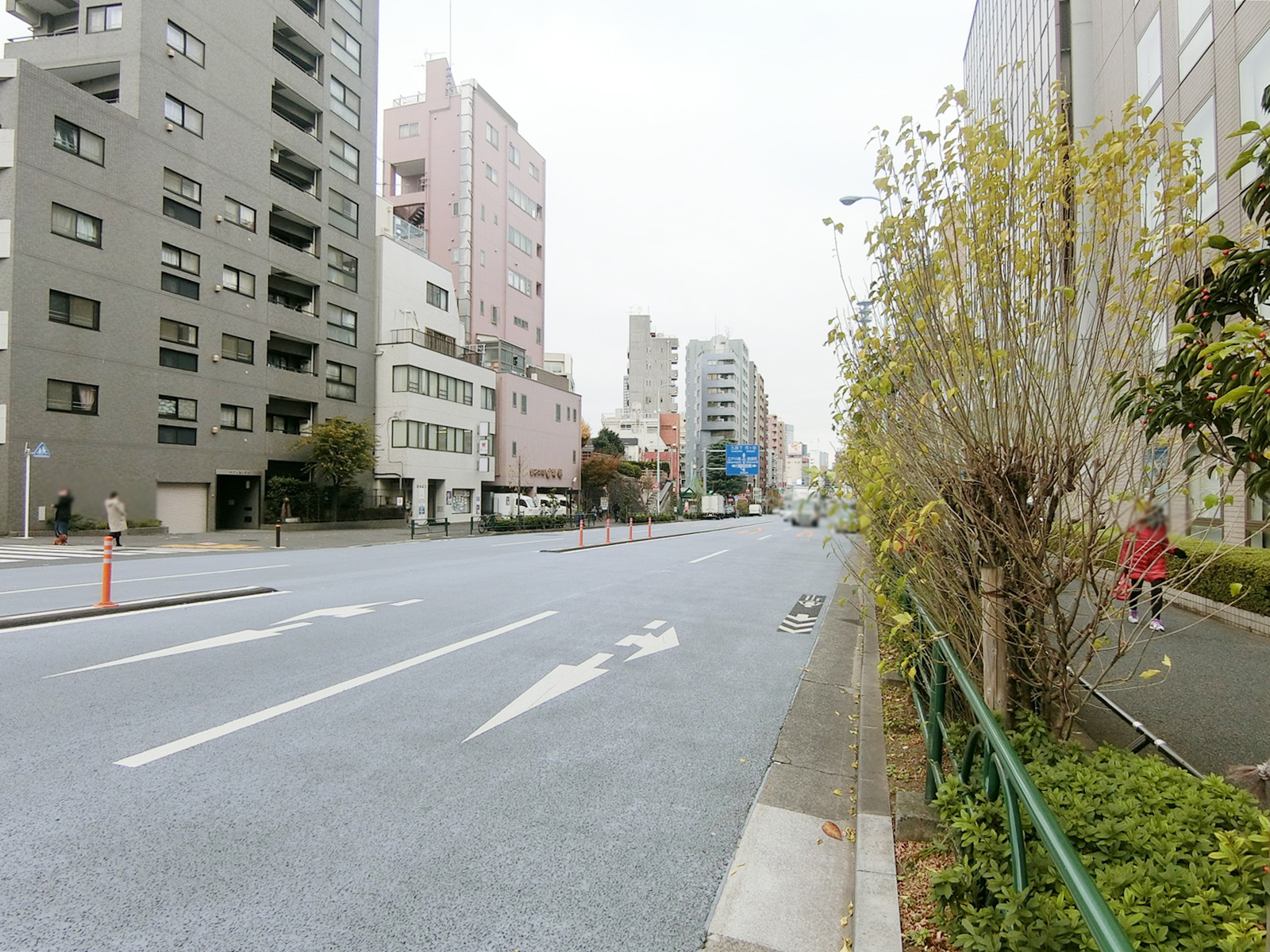 T&Tビル前面の靖国通り