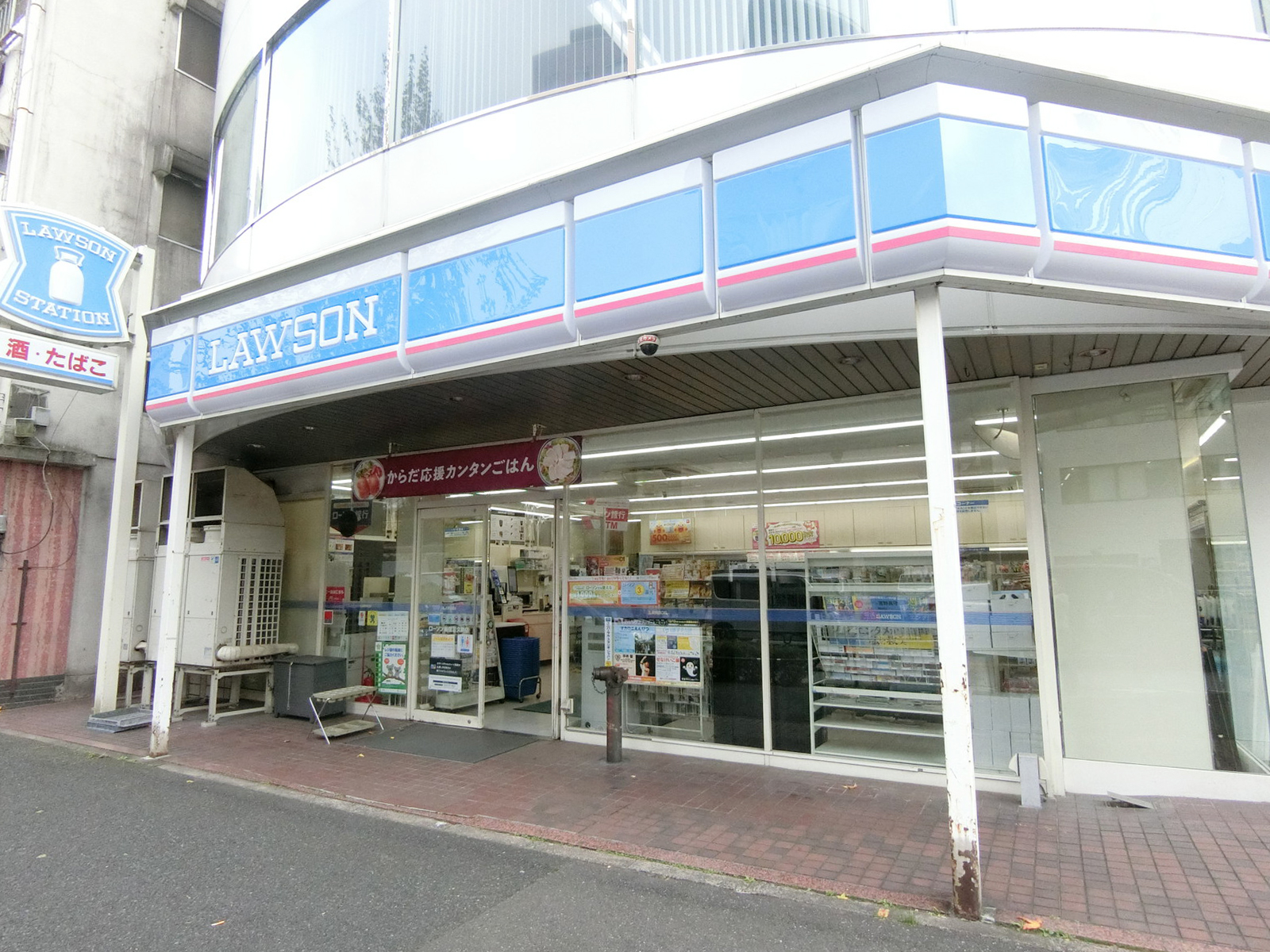 隣のローソン 新宿富久町店
