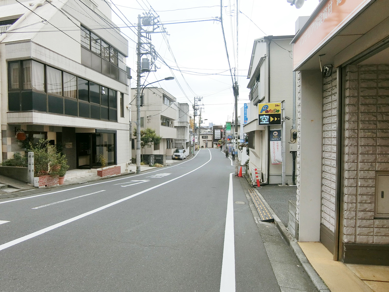 四谷TEビル前面の円通寺坂