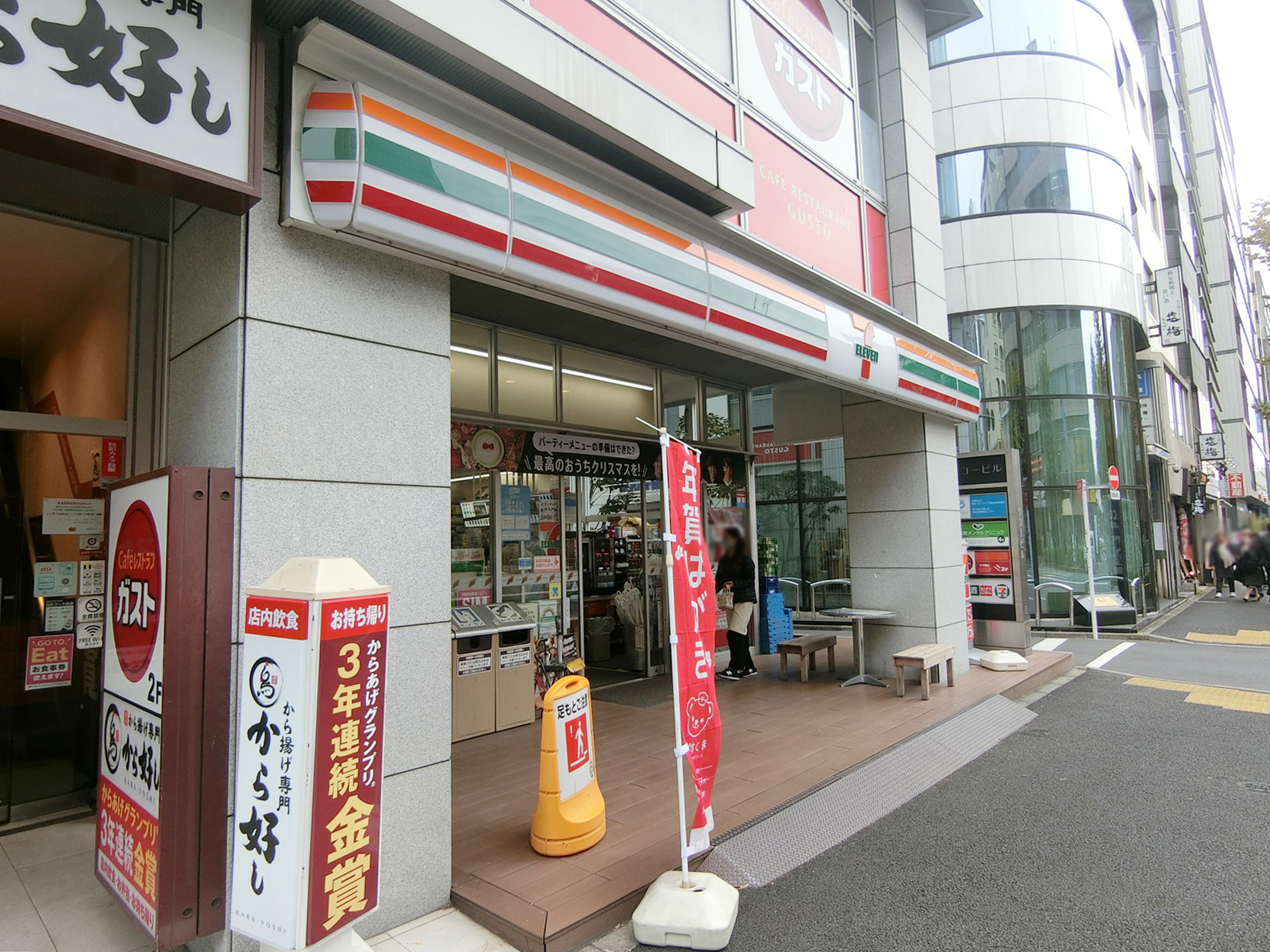 徒歩1分のセブン-イレブン 
