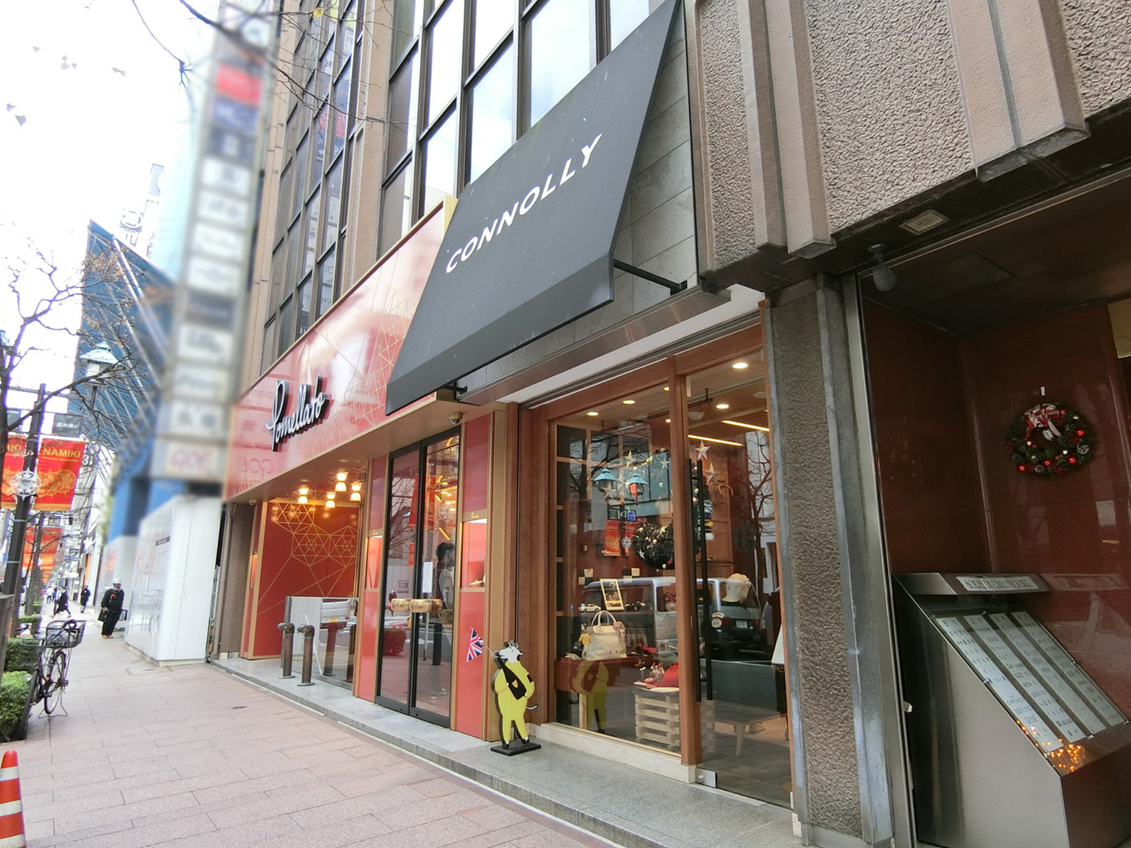 周辺はブランドショップが立ち並ぶ立地