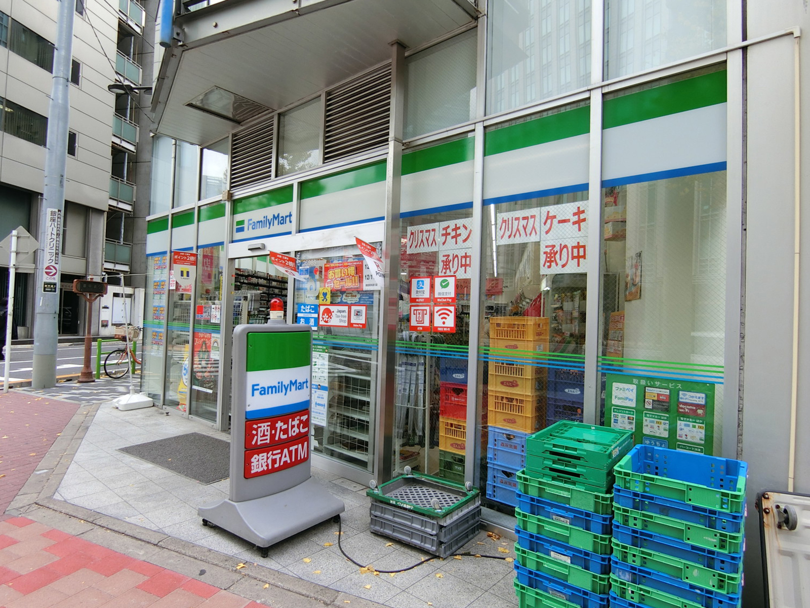 徒歩2分のファミリーマート