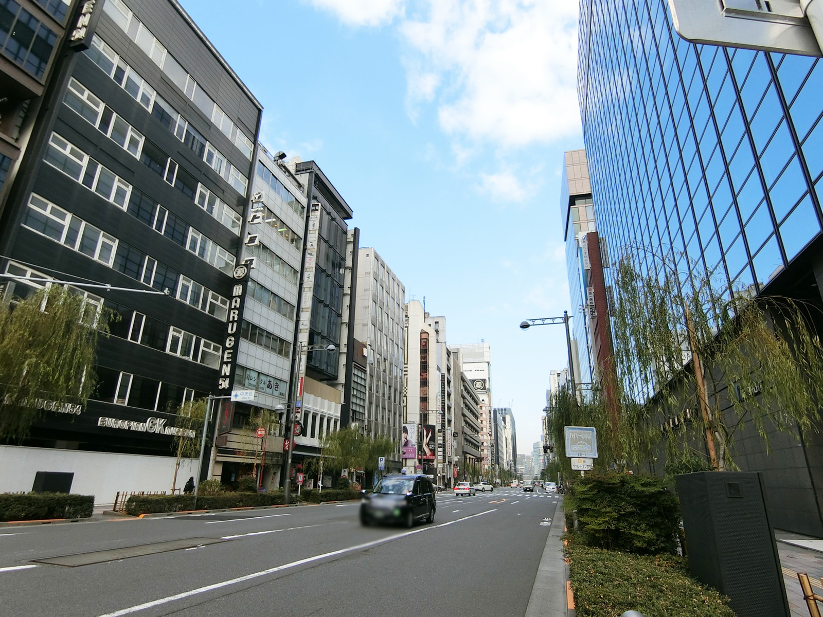 テナント側前面の外堀通り