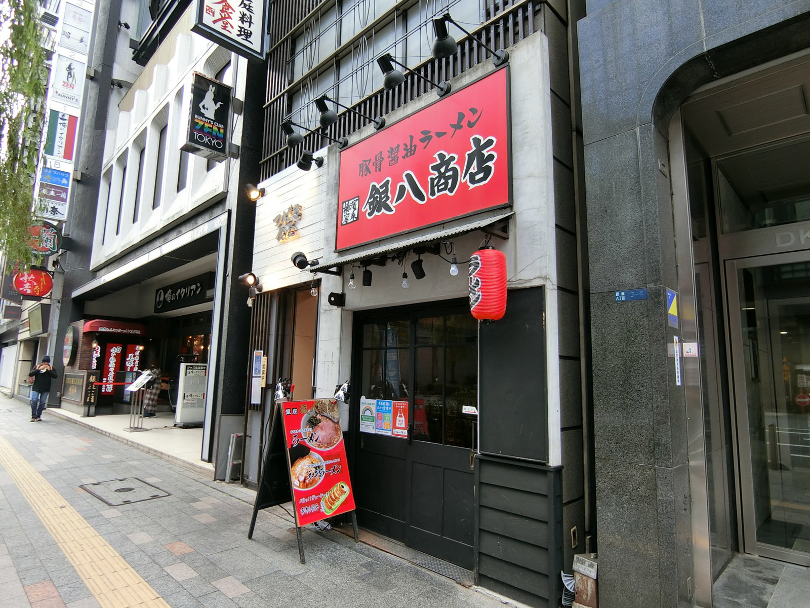 周辺は飲食店が豊富なエリア