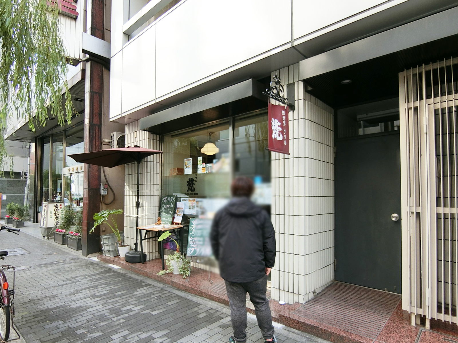 周辺には飲食店が点在