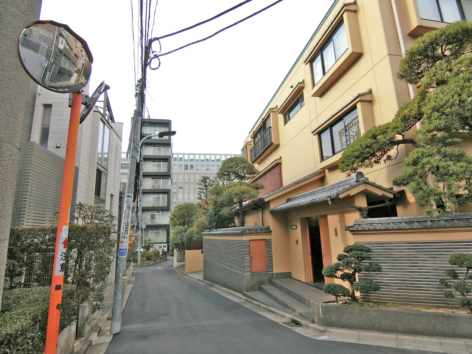 周辺は住宅街