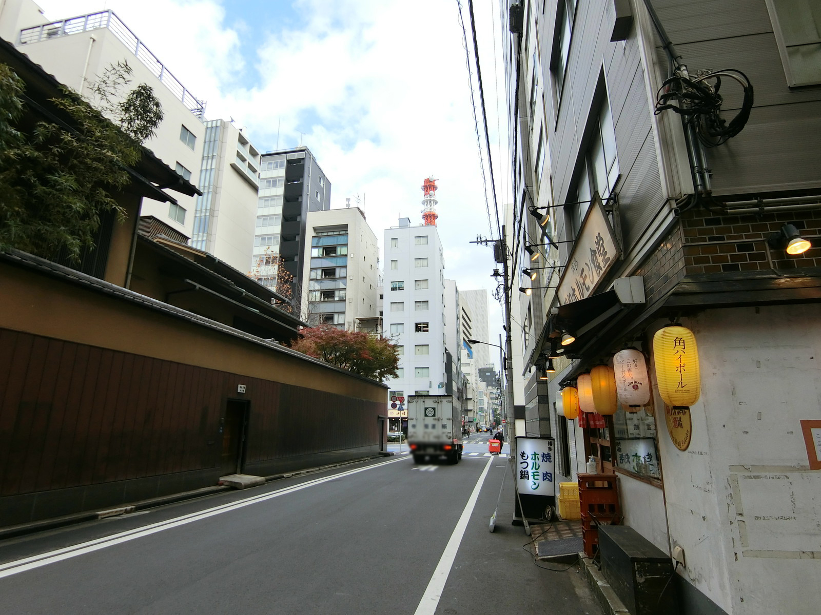 アイオス銀座前面の通り