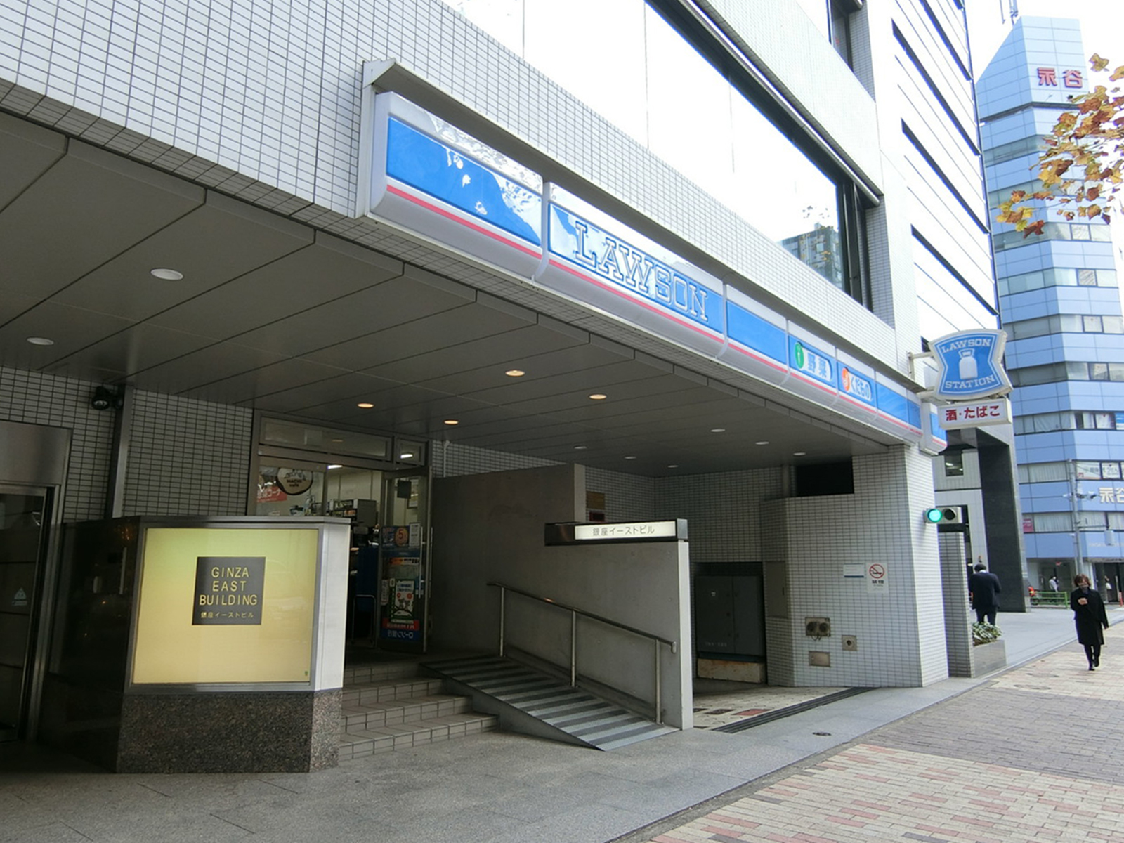 徒歩2分のローソン 銀座7丁目店