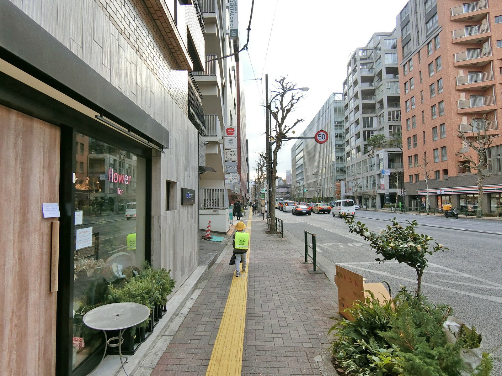 QIZ広尾前面の通り