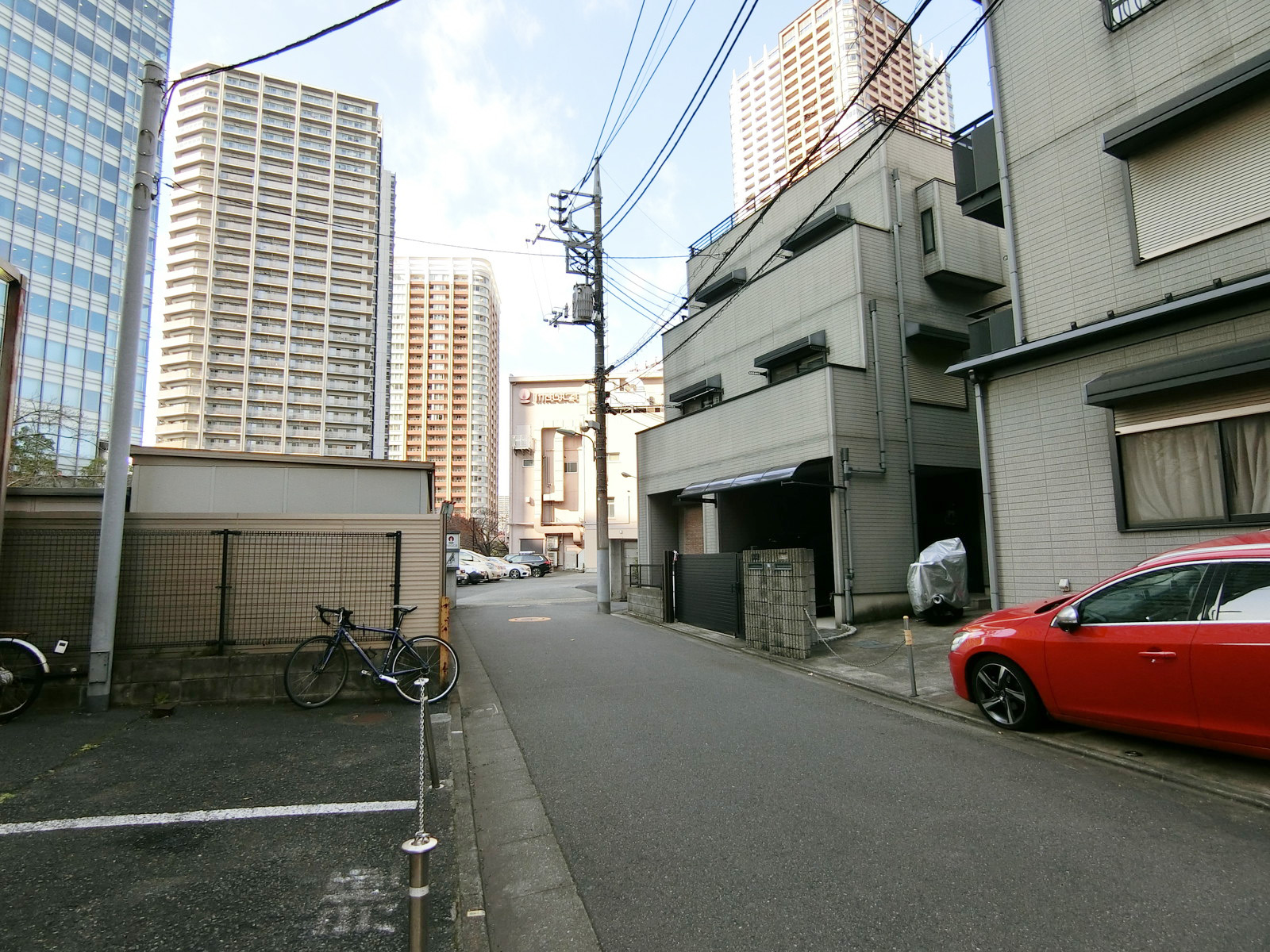 新倉本社ビル前面の通り