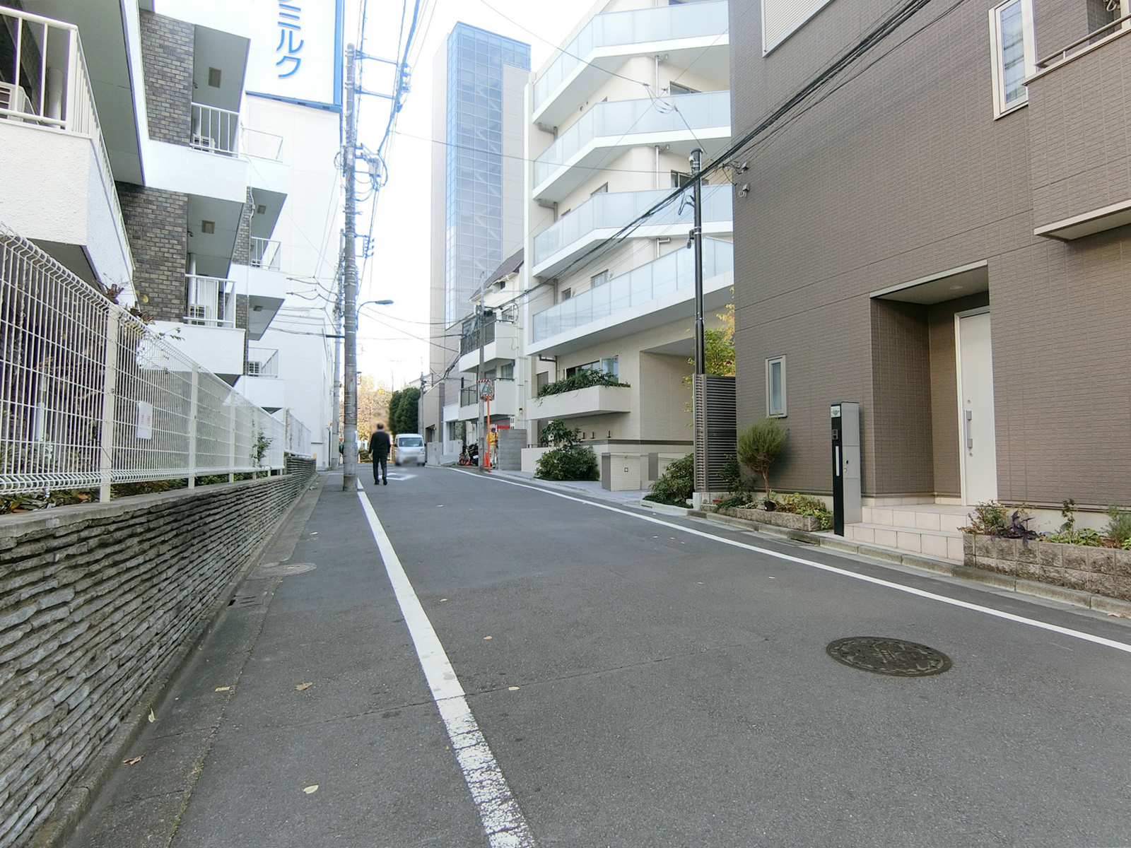 四谷ニューマンション前面の通り